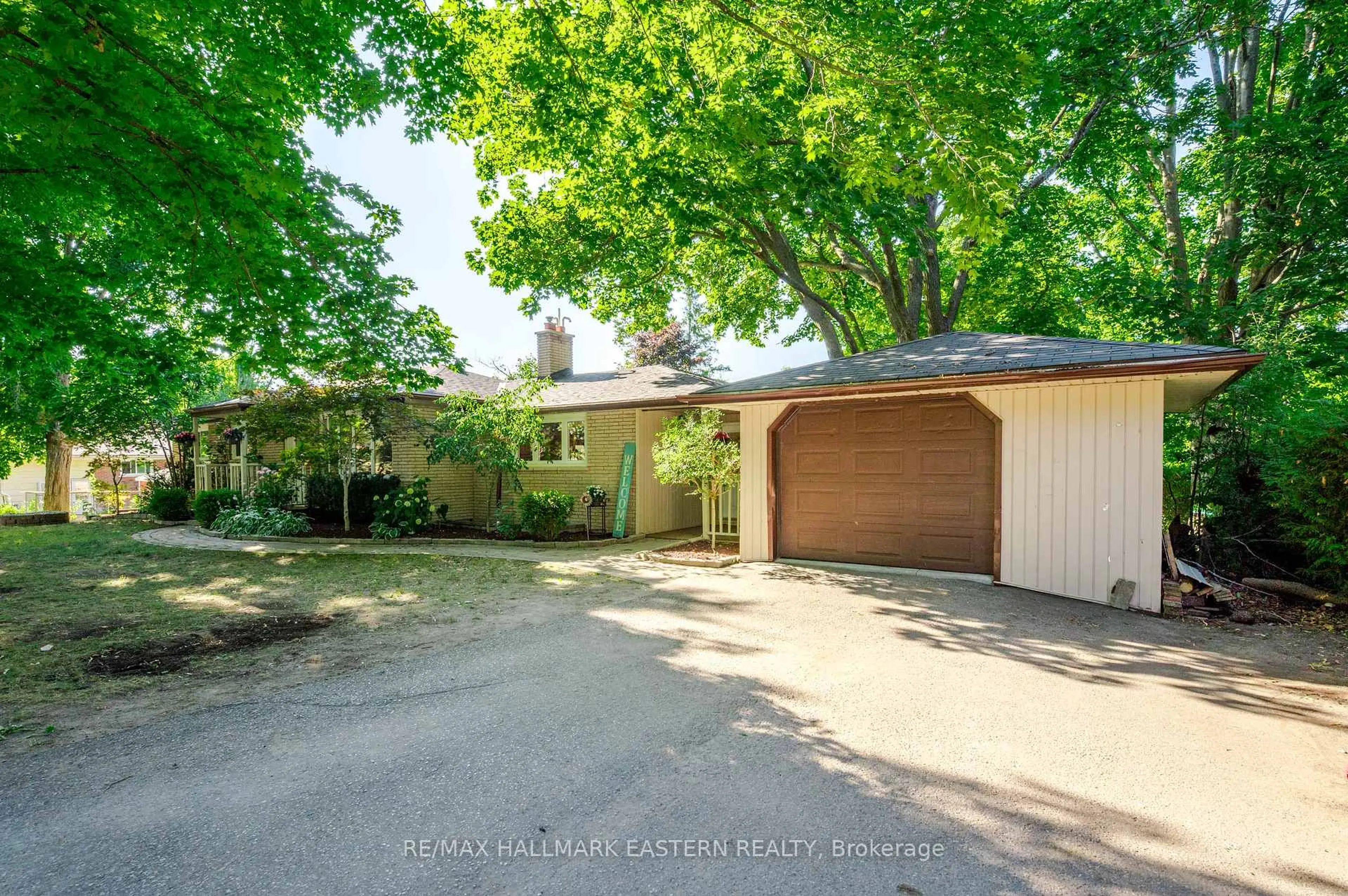 A pic from outside/outdoor area/front of a property/back of a property/a pic from drone, street for 968 Smith Crt, Selwyn Ontario K0L 1H0