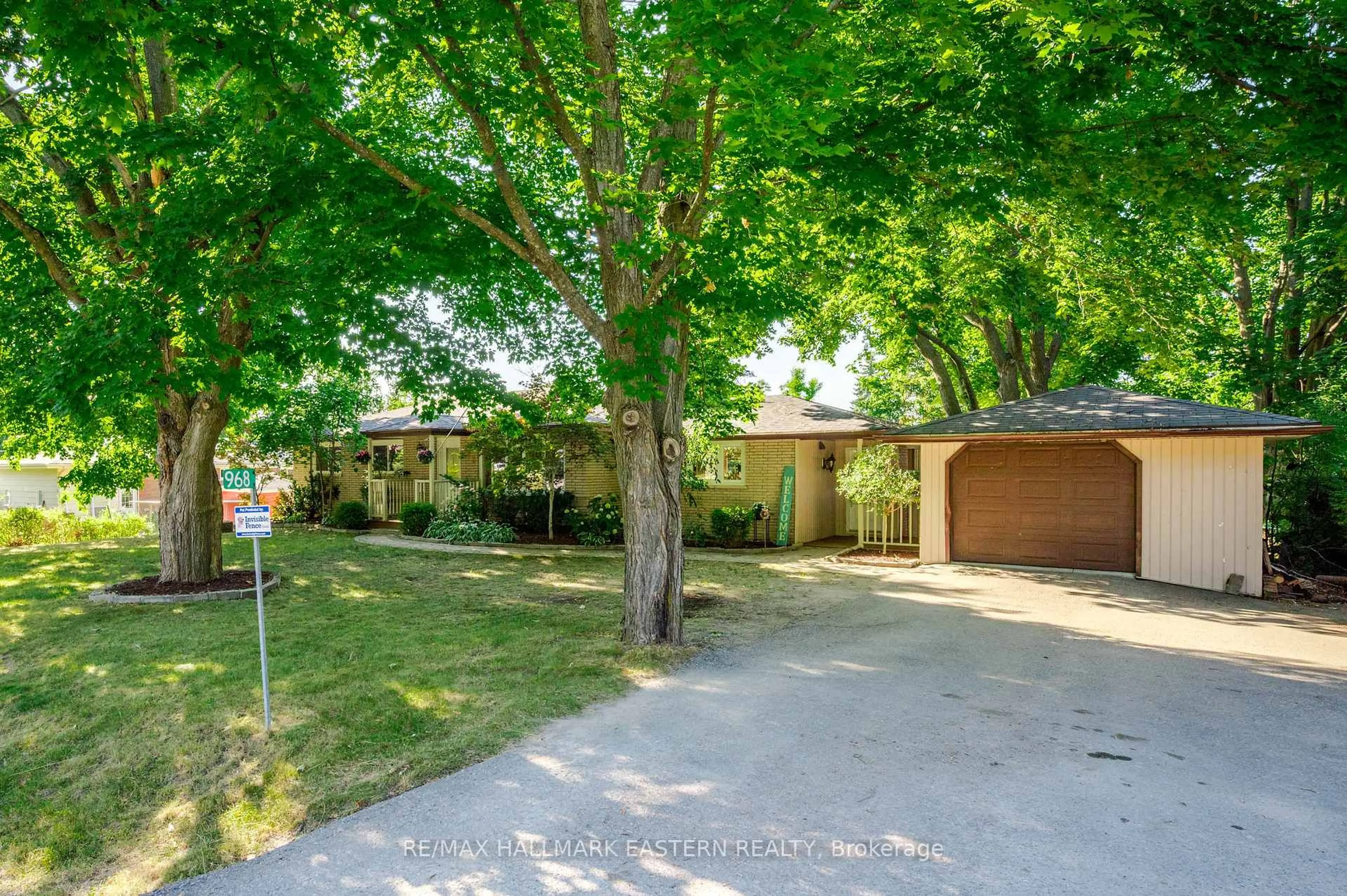 A pic from outside/outdoor area/front of a property/back of a property/a pic from drone, street for 968 Smith Crt, Selwyn Ontario K0L 1H0