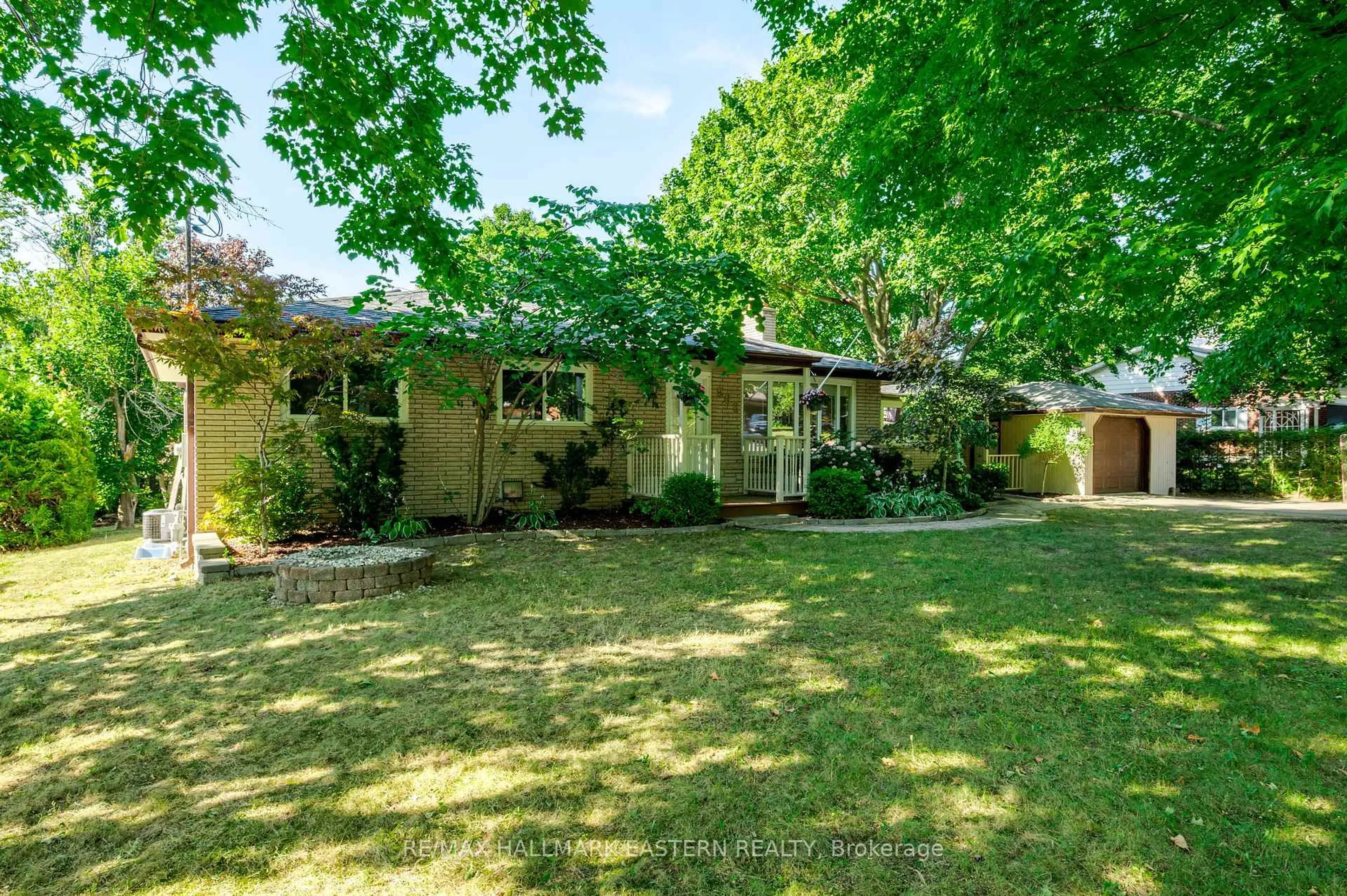 A pic from outside/outdoor area/front of a property/back of a property/a pic from drone, street for 968 Smith Crt, Selwyn Ontario K0L 1H0
