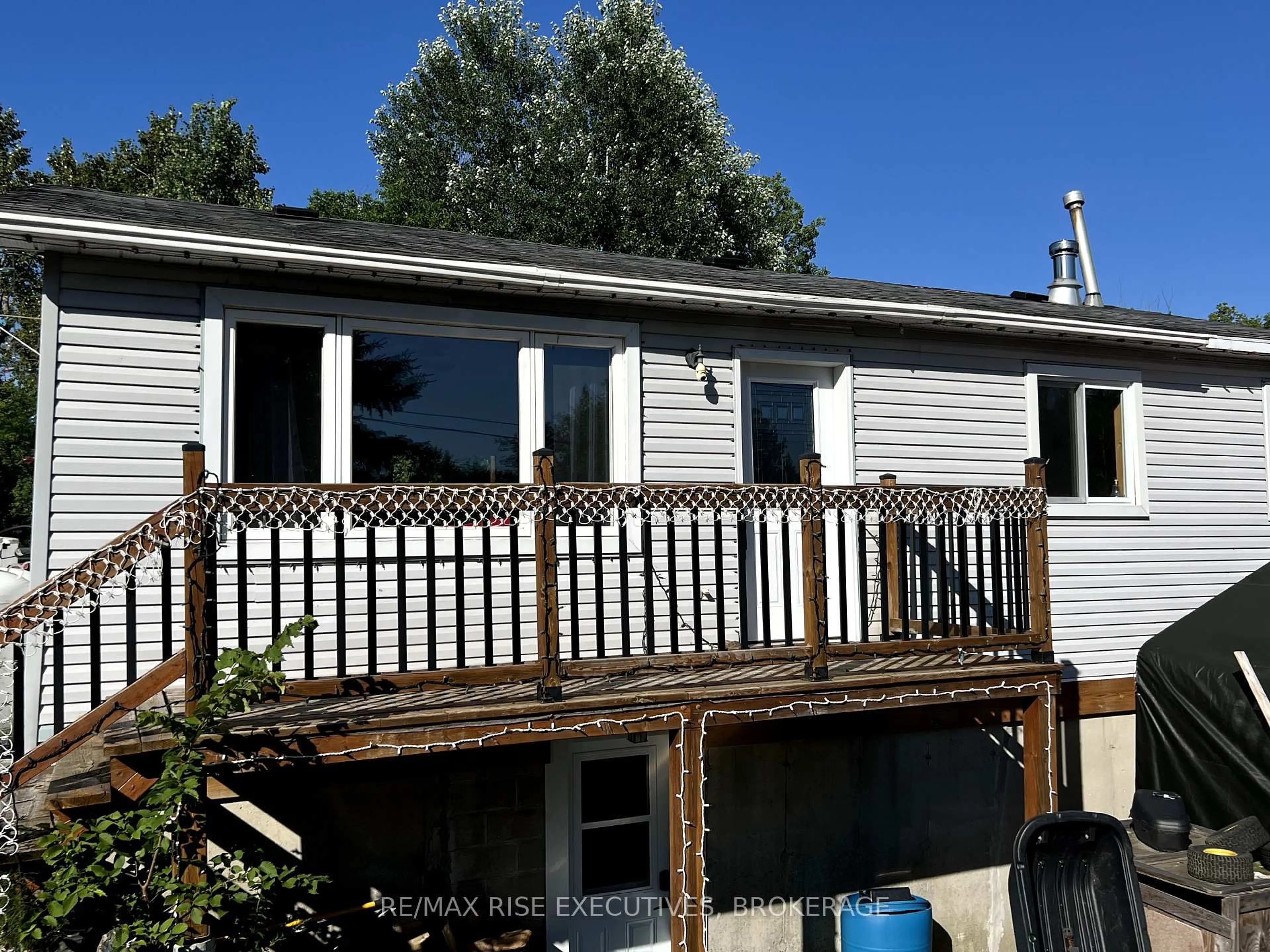 Home with vinyl exterior material, unknown for 1002 School House Rd, Kemptville Ontario K0G 1J0