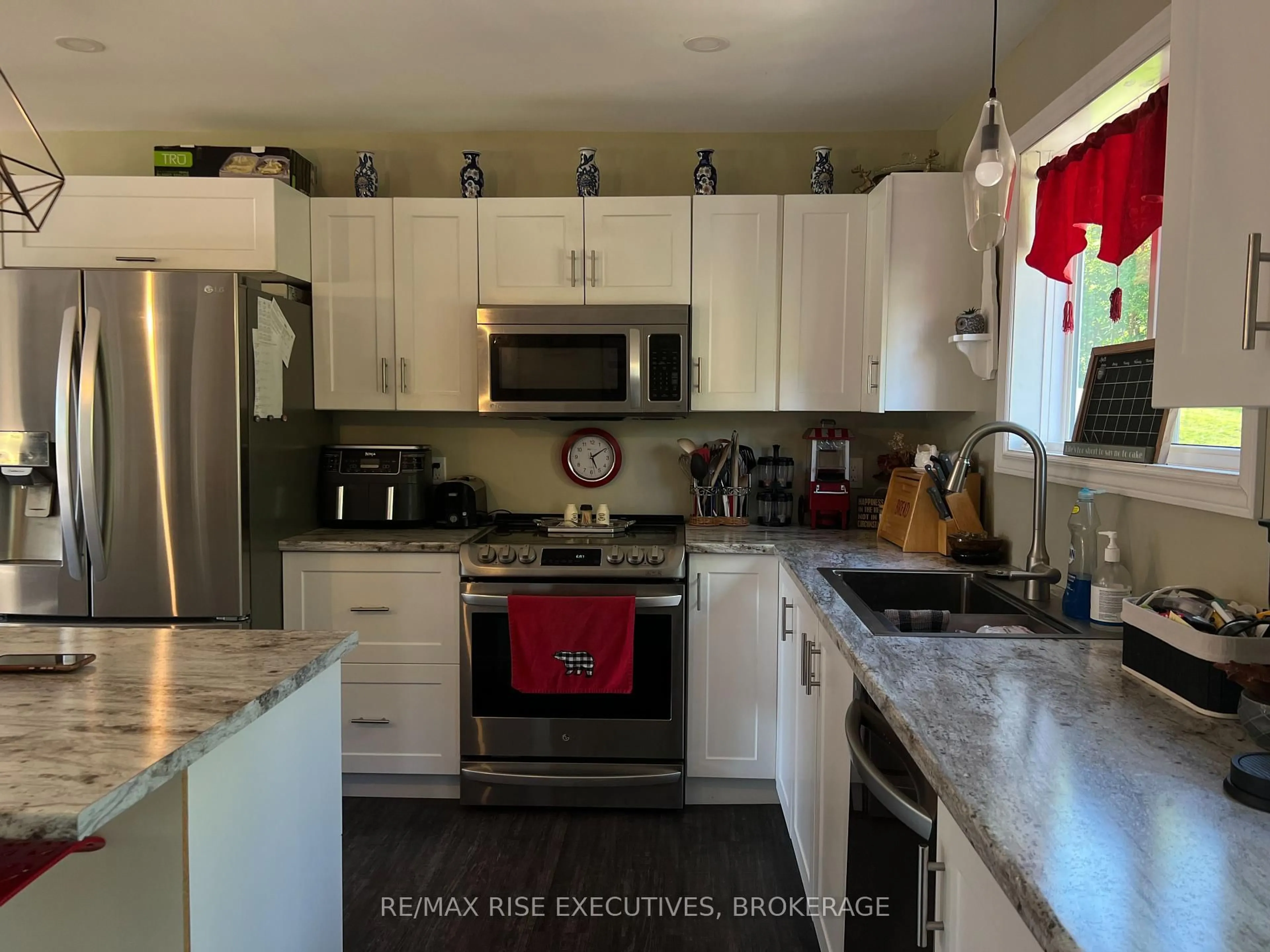 Open concept kitchen, ceramic/tile floor for 1002 School House Rd, Kemptville Ontario K0G 1J0