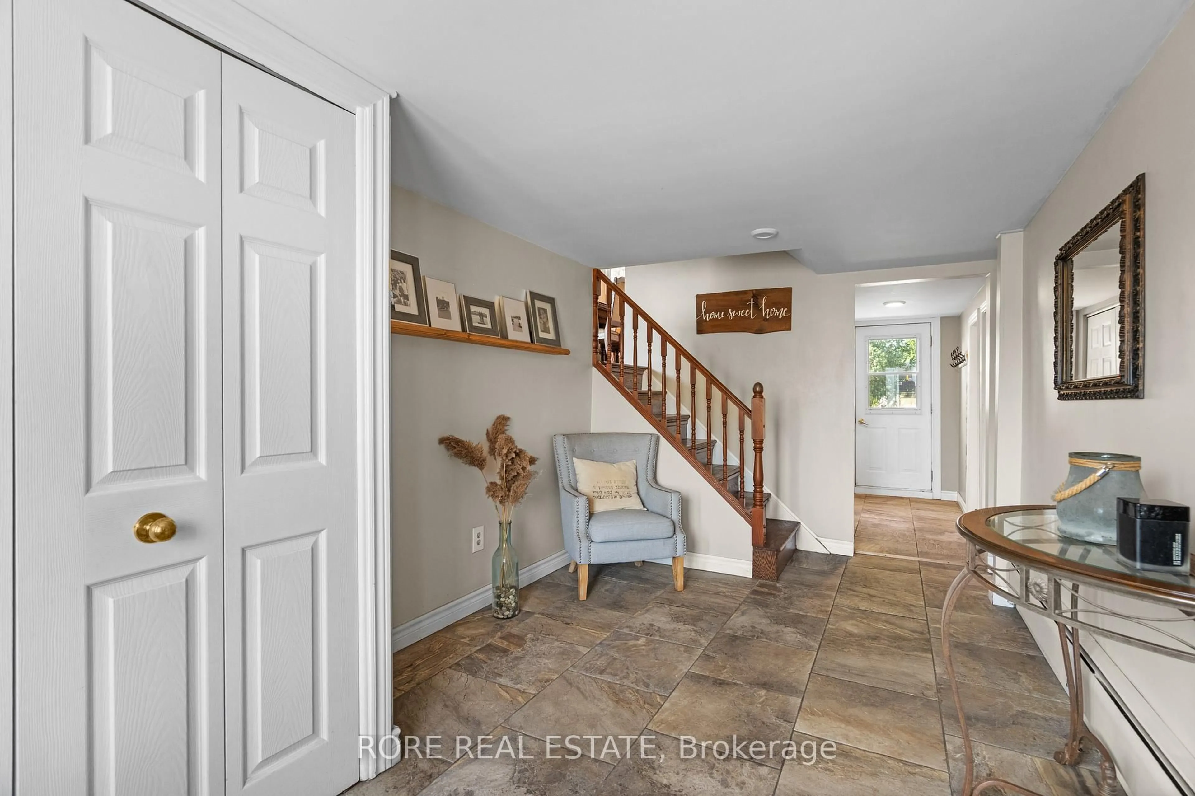 Indoor entryway for 497 Clarence St, Port Colborne Ontario L3K 3H3