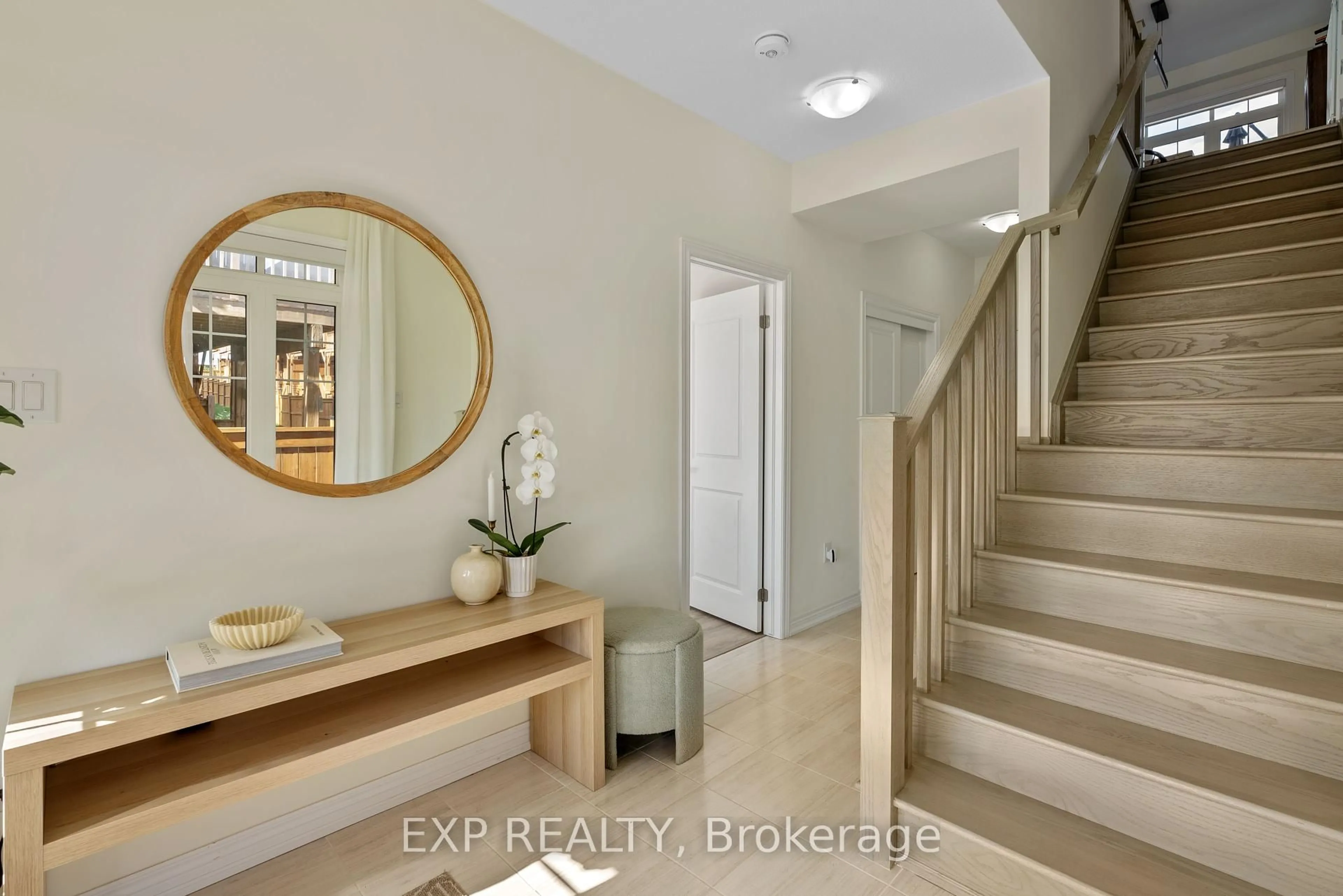 Indoor entryway for 10 Birmingham Dr #18, Cambridge Ontario N1R 0C6
