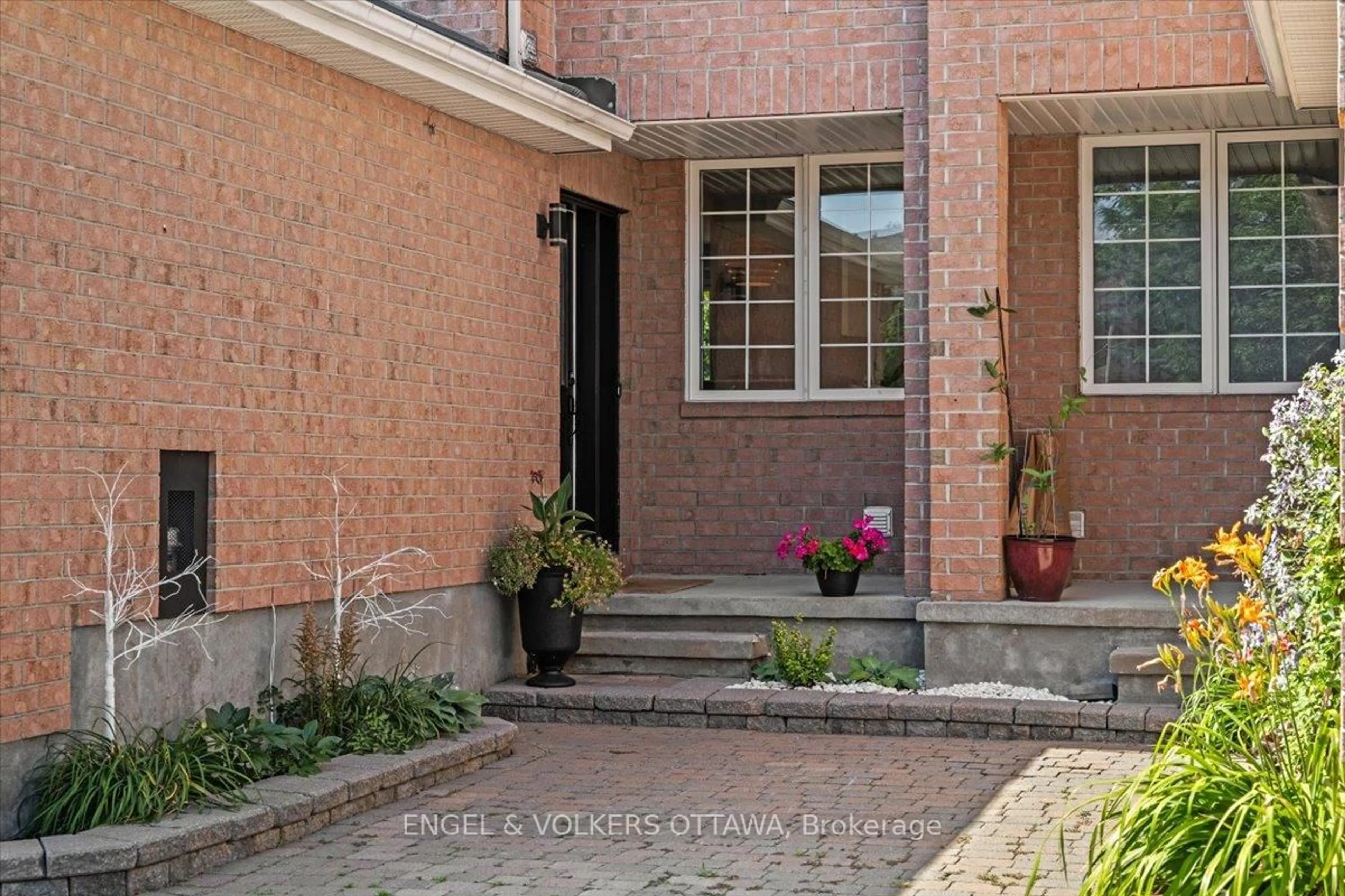 Unknown for 107 Redpath Dr, Ottawa Ontario K2G 6K4