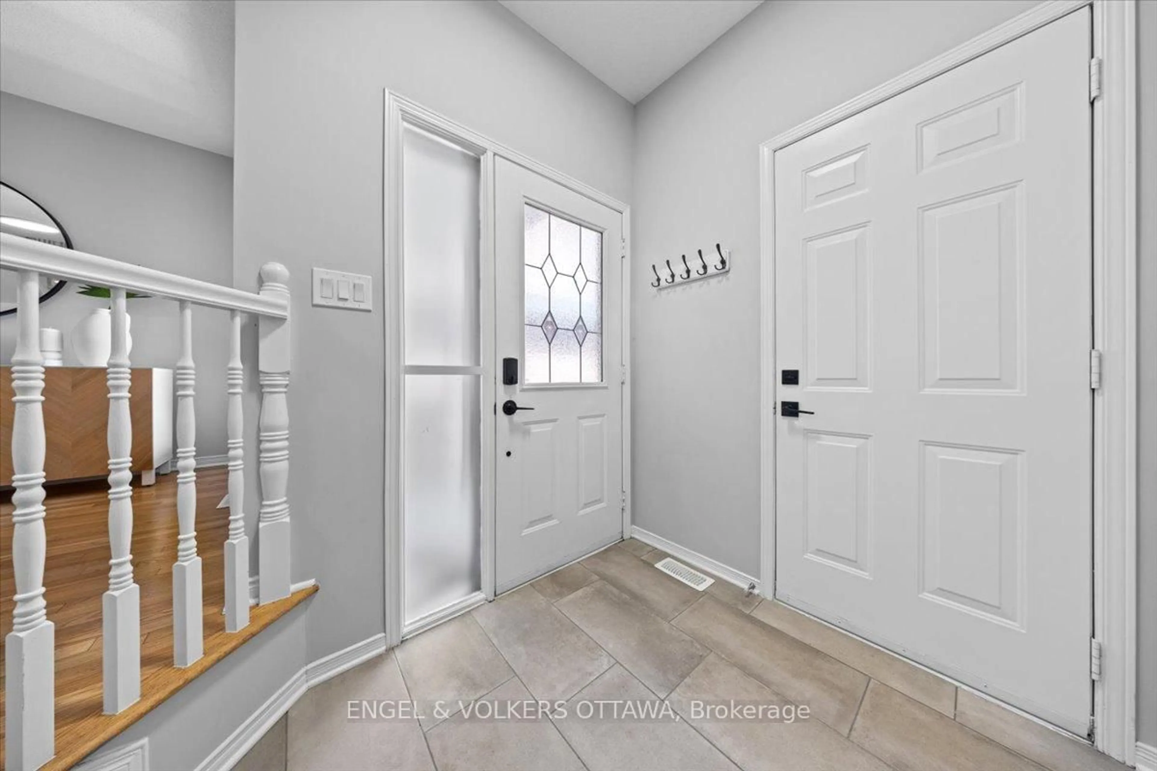 Indoor entryway for 107 Redpath Dr, Ottawa Ontario K2G 6K4