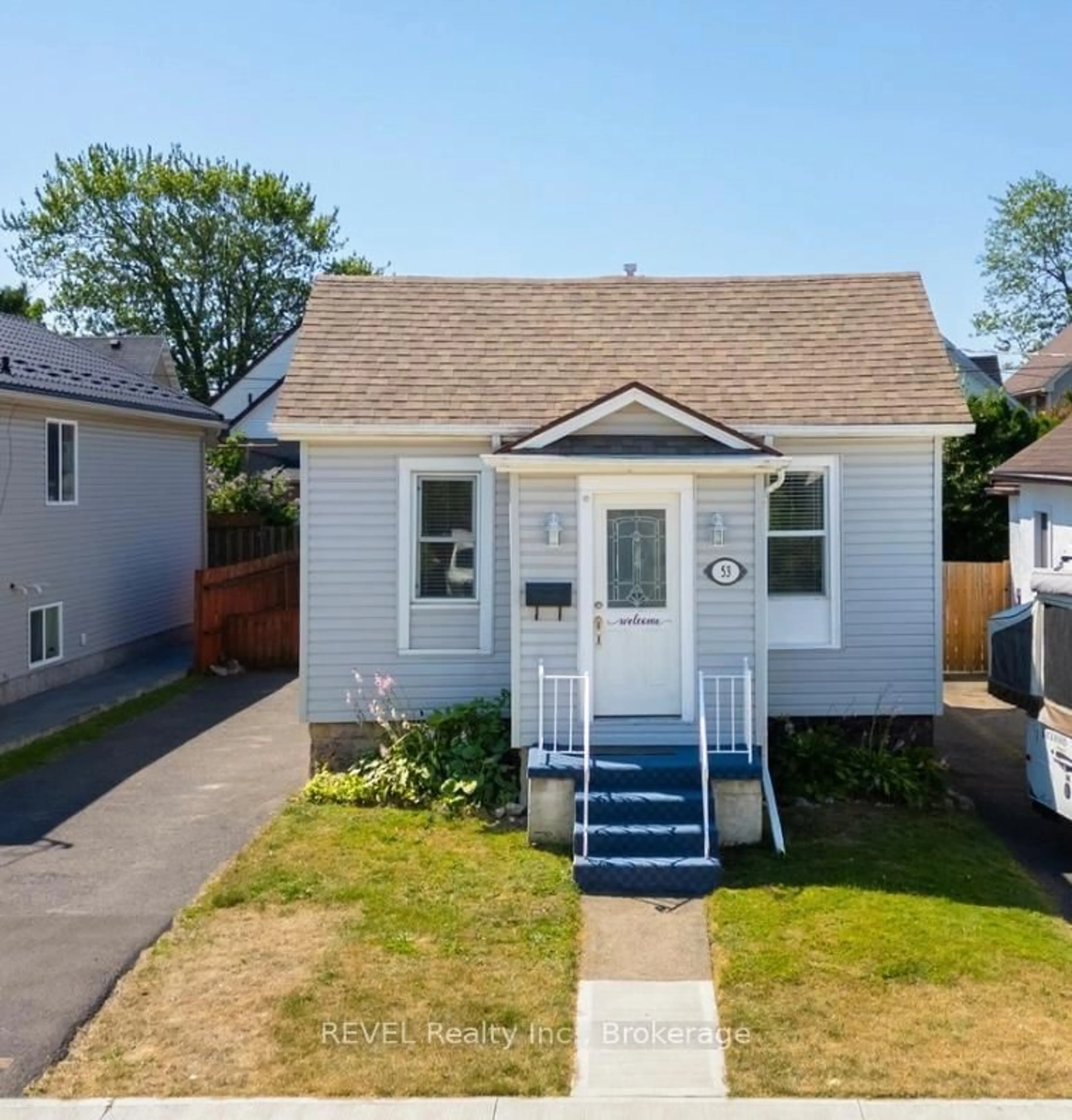 Home with vinyl exterior material, street for 53 Randolph St, Welland Ontario L3B 4C3