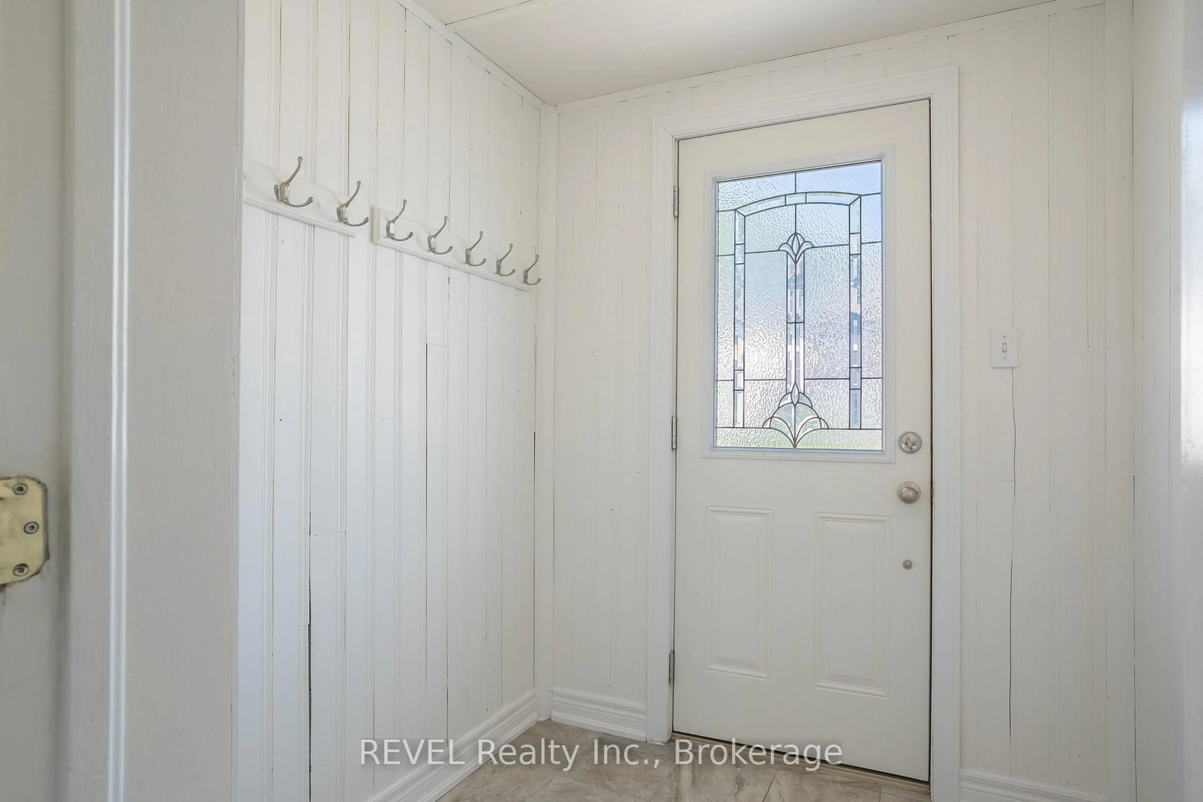 Indoor entryway for 53 Randolph St, Welland Ontario L3B 4C3