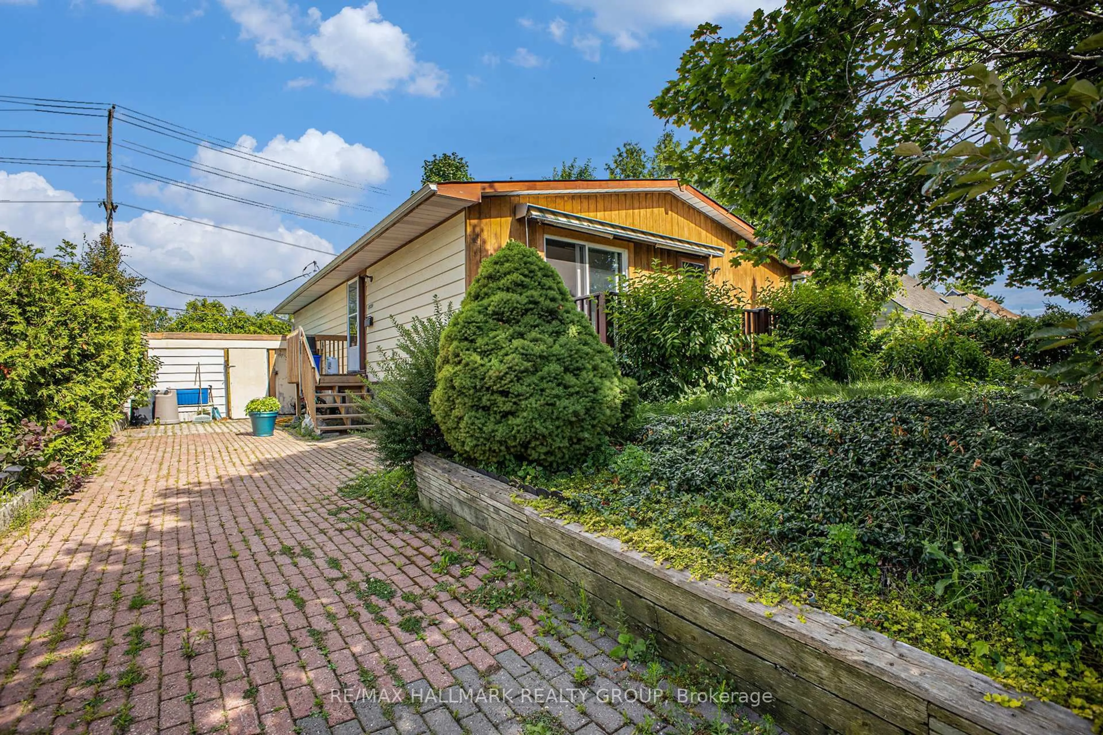 Unknown for 2639 Ayers Ave, Ottawa Ontario K1V 7W7