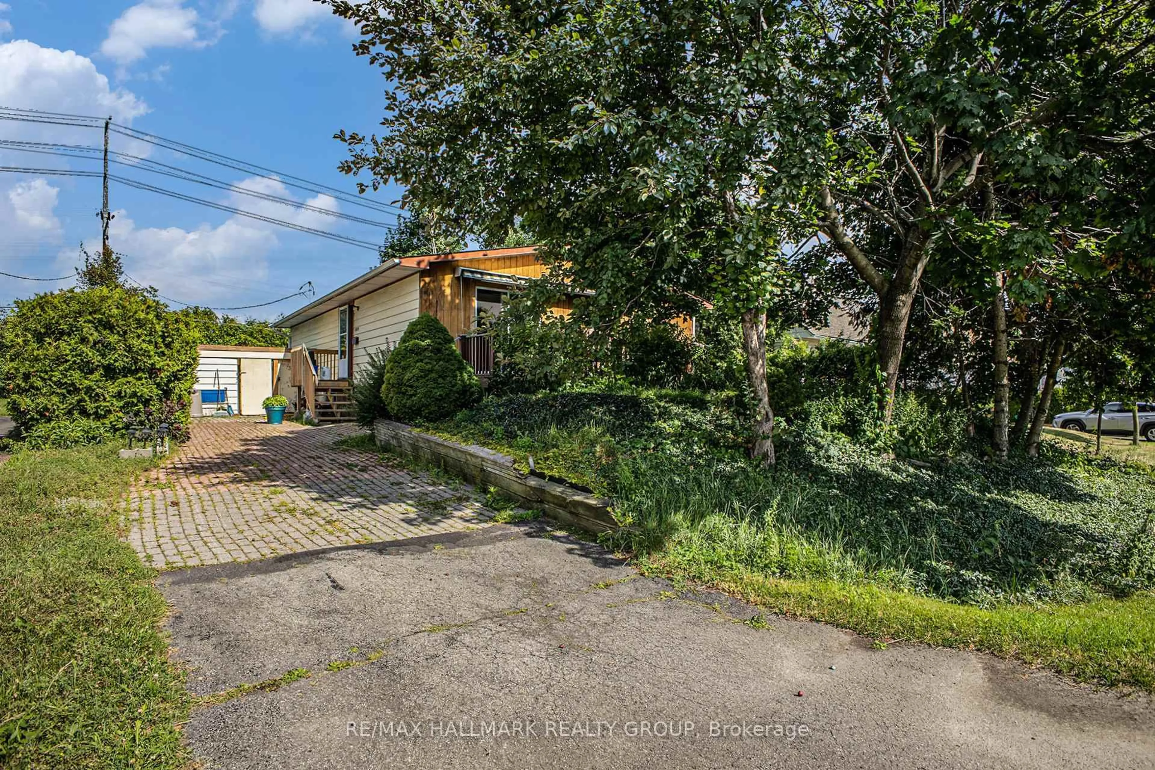 A pic from outside/outdoor area/front of a property/back of a property/a pic from drone, street for 2639 Ayers Ave, Ottawa Ontario K1V 7W7