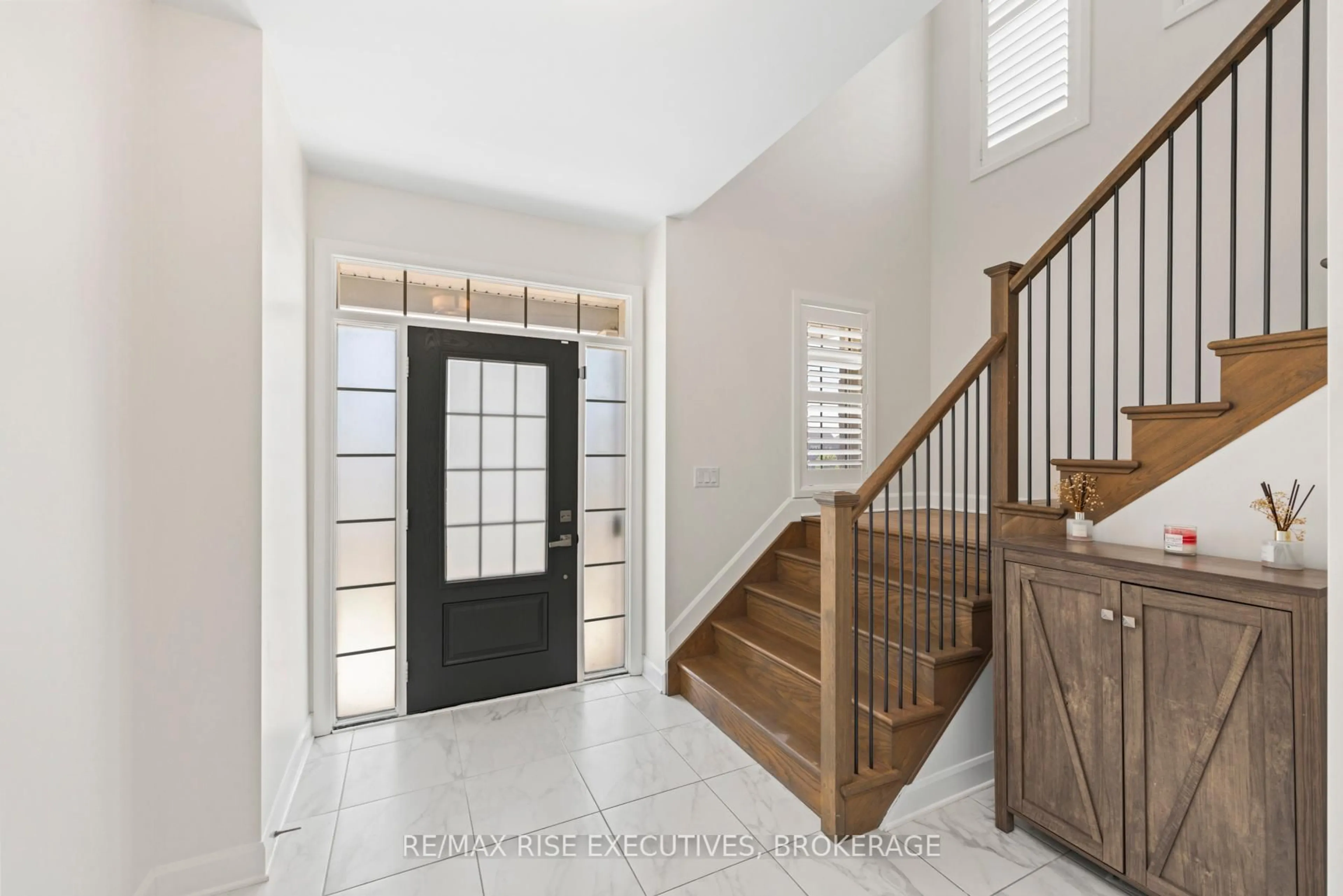Indoor entryway for 1514 Shira Dr, Kingston Ontario K7P 0S3