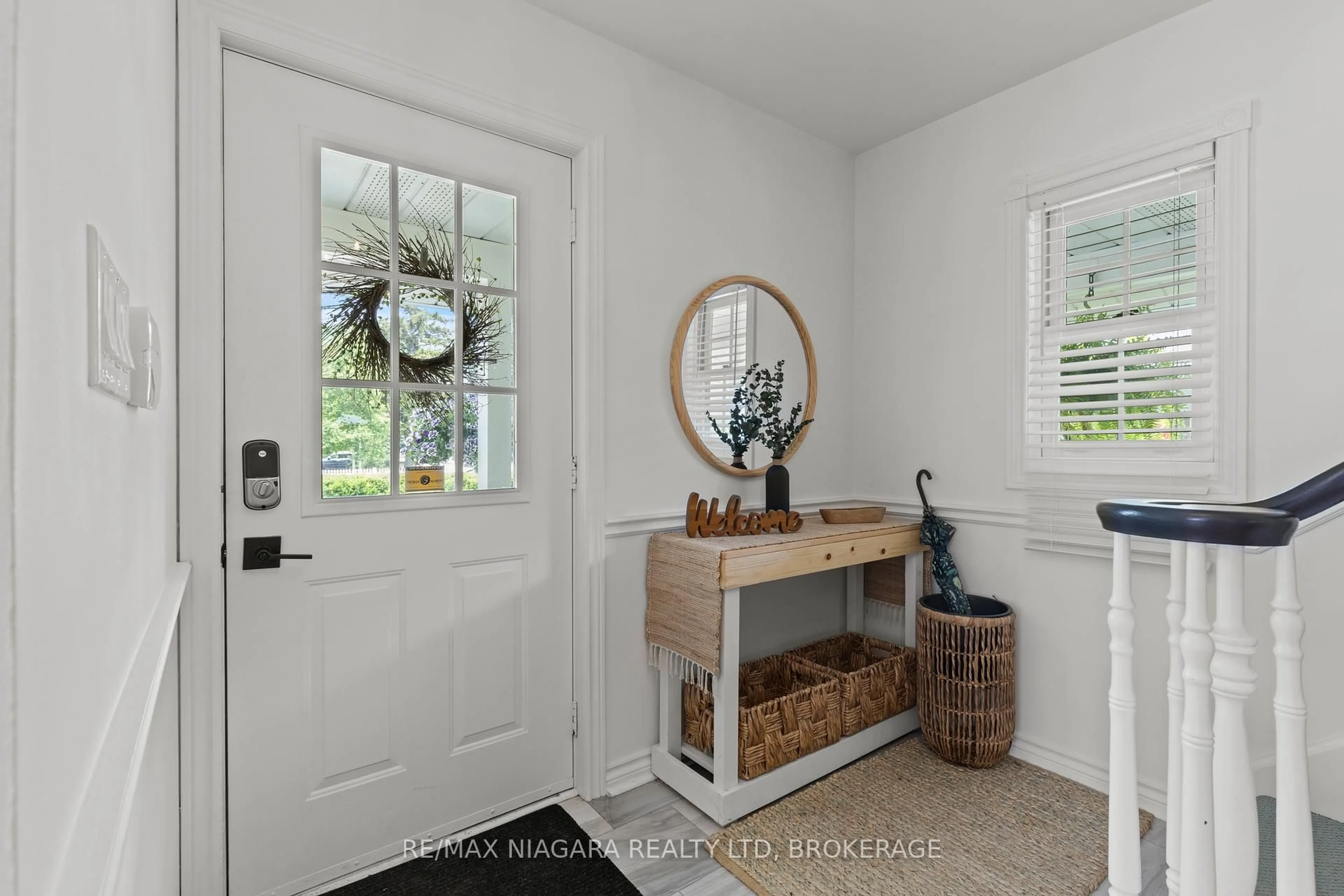 Indoor entryway for 202 Anne St, Niagara-on-the-Lake Ontario L0S 1J0