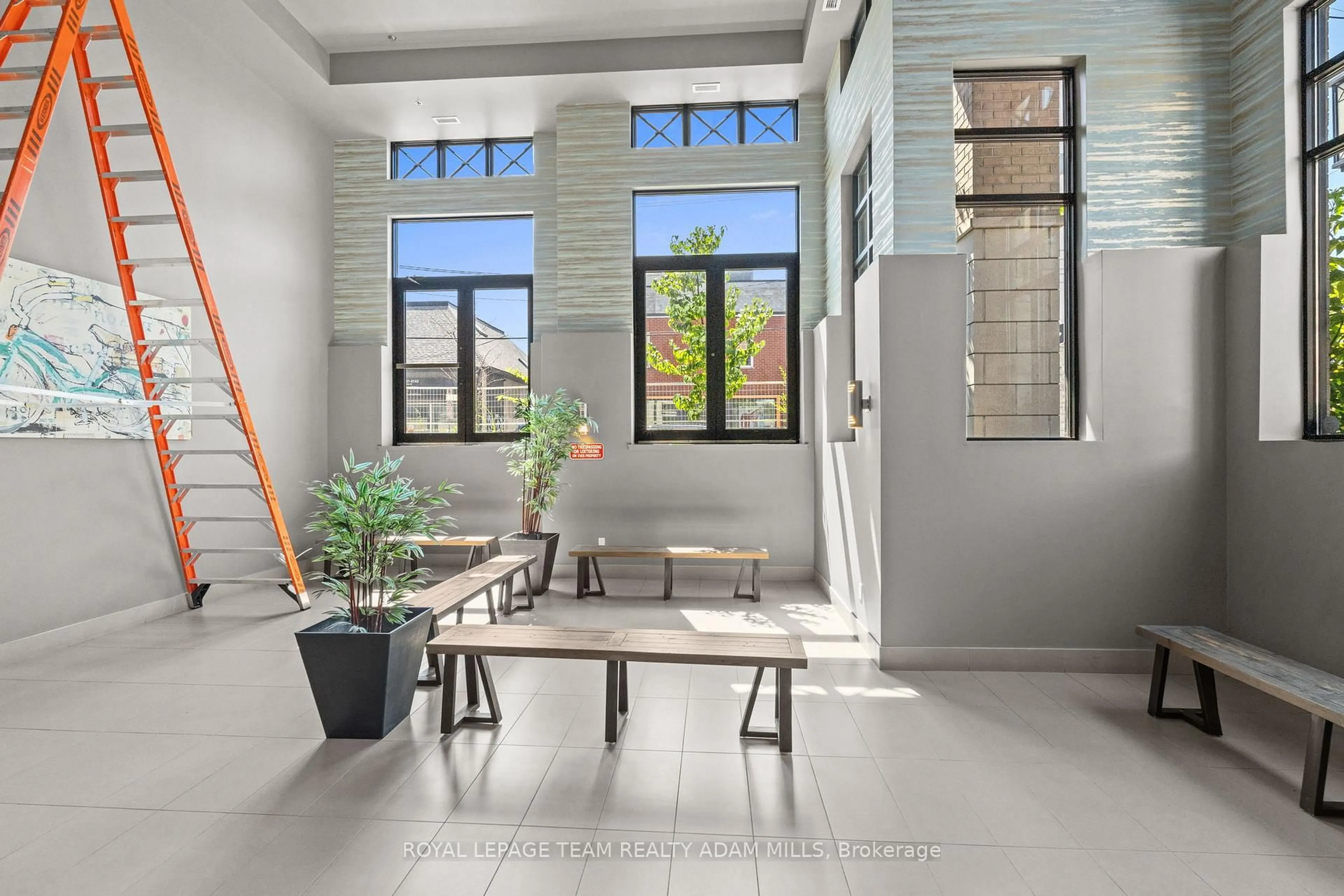 Indoor entryway for 429 Kent St #408, Ottawa Ontario K2P 1B5