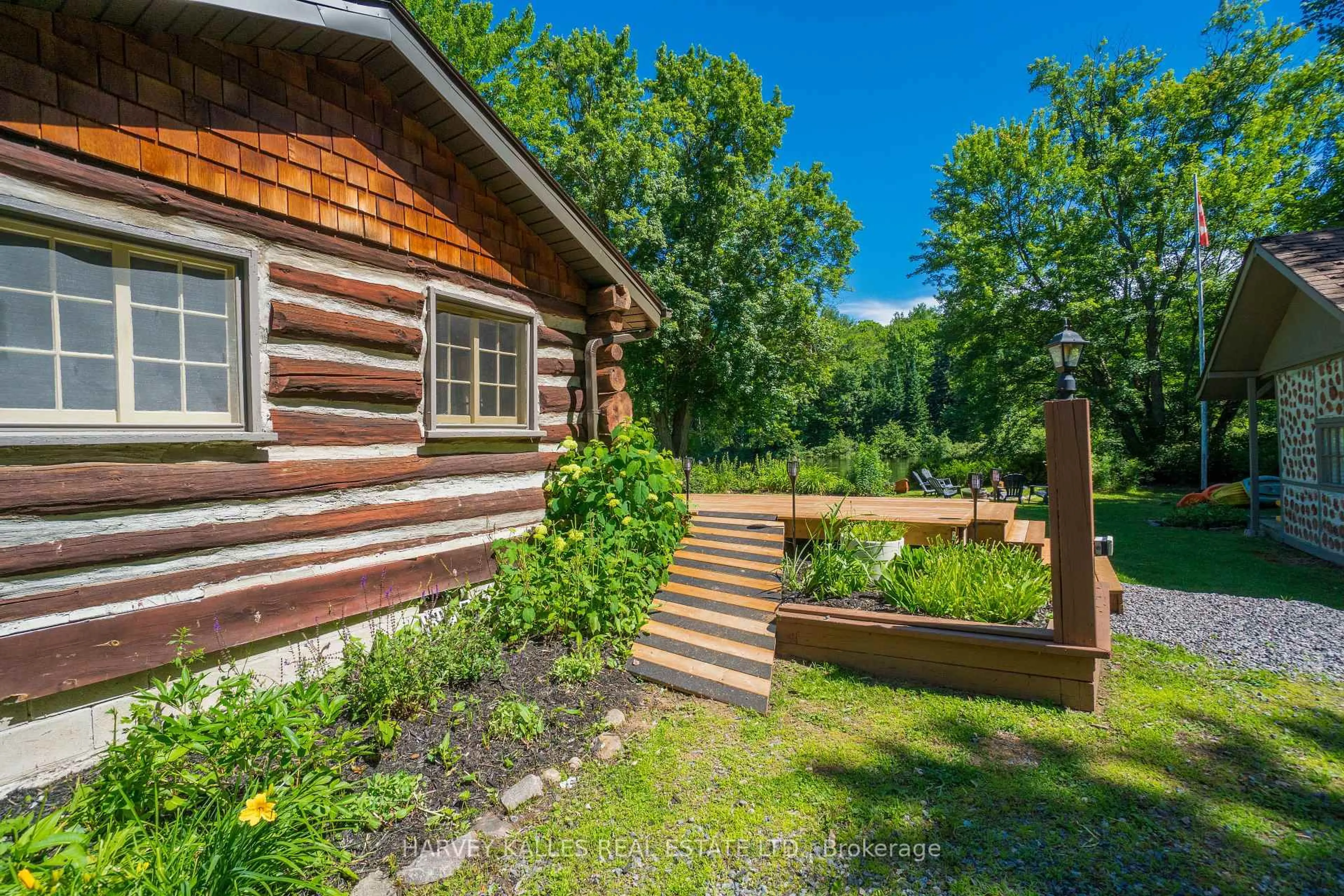 Patio, unknown for 1053 Sherwood Forest Rd, Bracebridge Ontario P1L 1X3