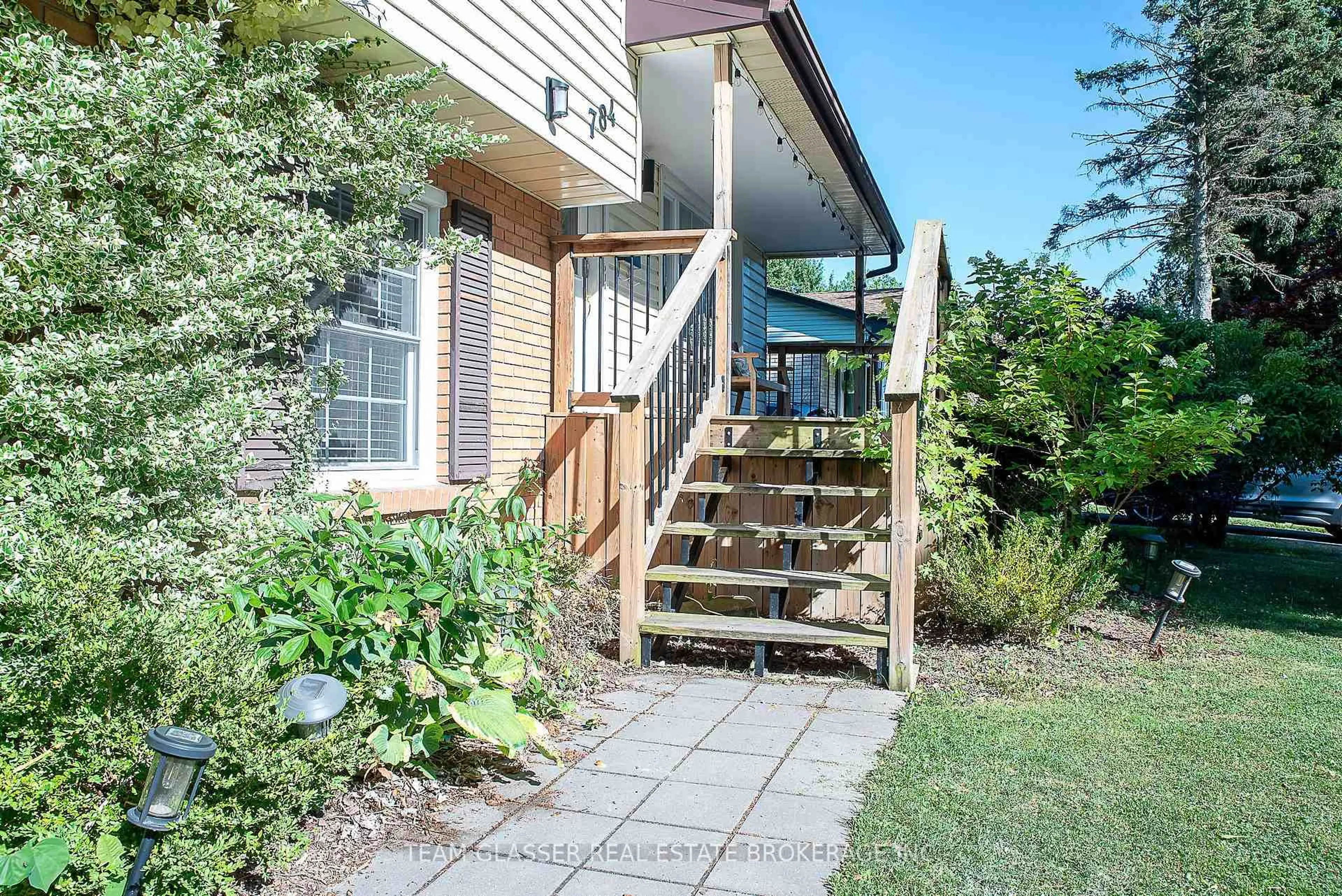 Patio, street for 784 WESTBURY Cres, London South Ontario N6J 3C7