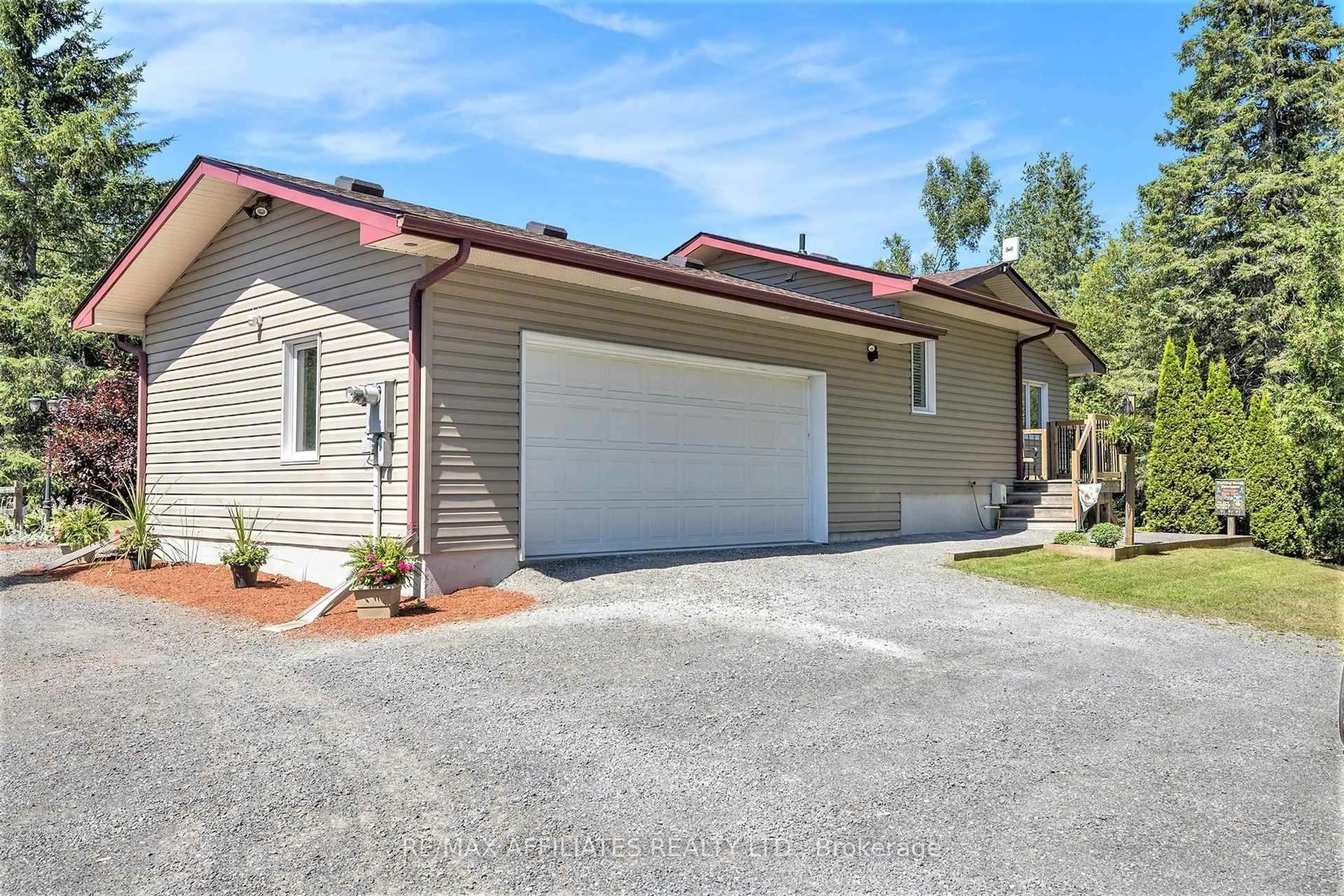 Indoor garage for 8185 Jock Tr, Richmond Ontario K0A 2Z0