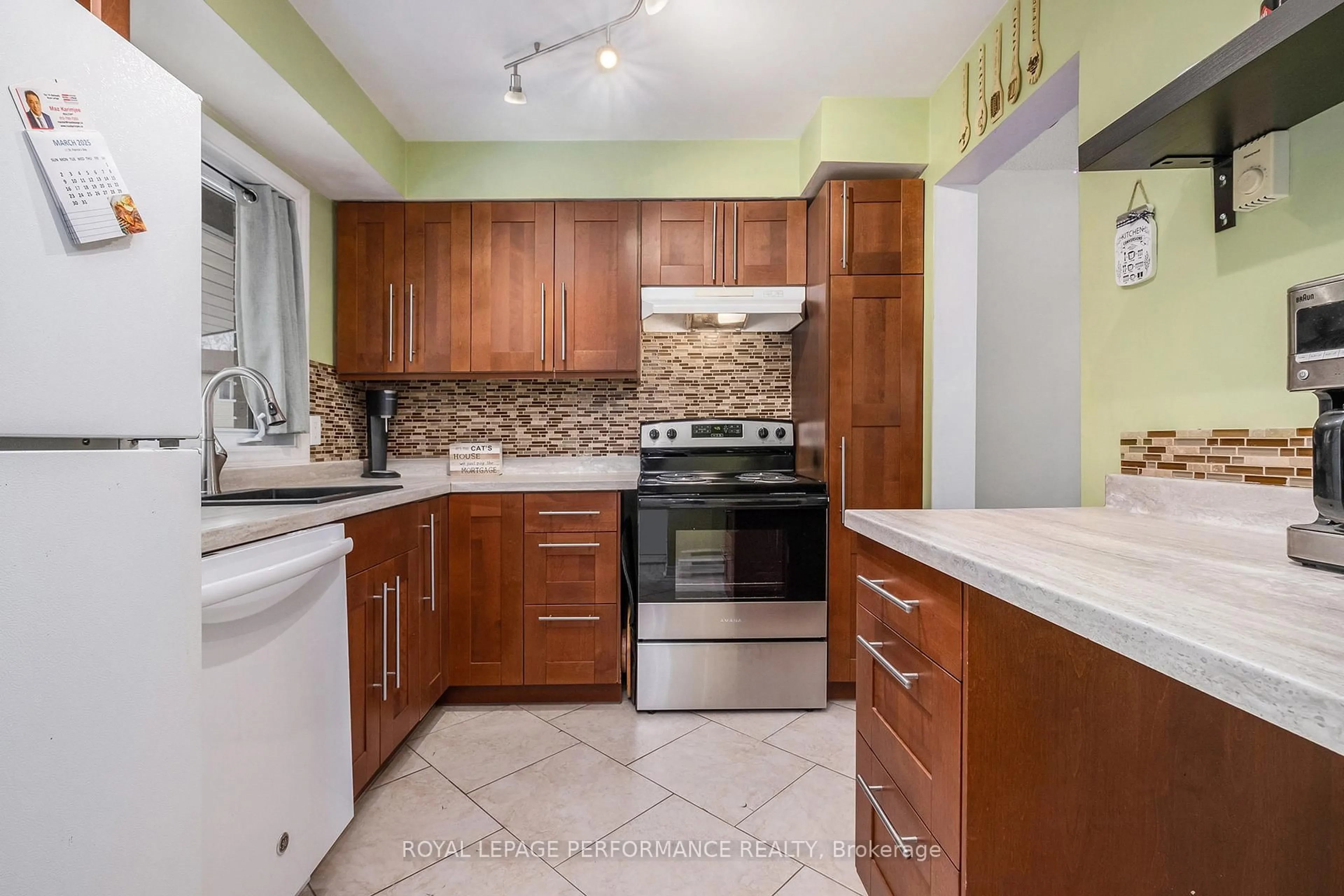 Standard kitchen, ceramic/tile floor for 20 Lovell Lane, Ottawa Ontario K2H 9B6