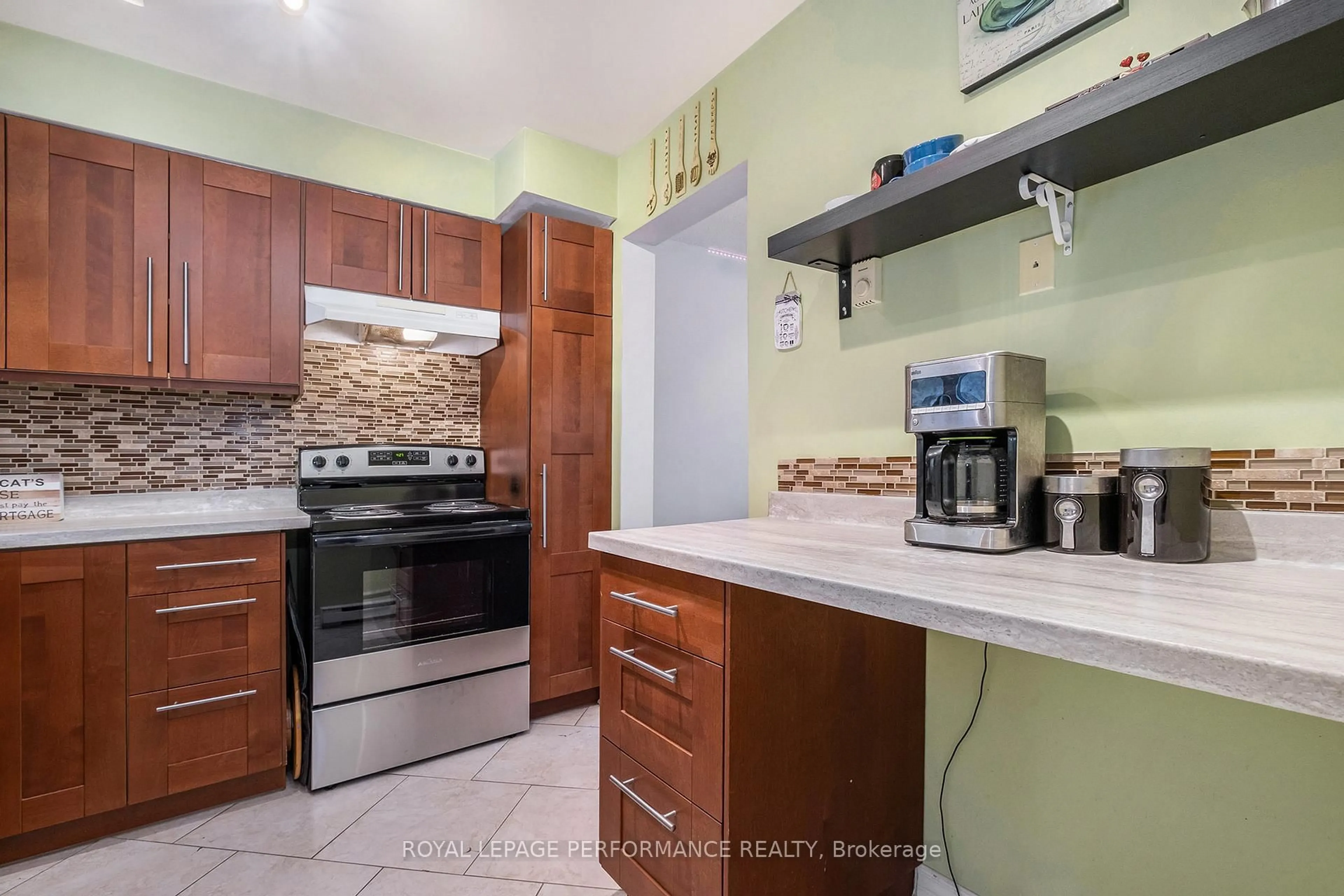 Standard kitchen, ceramic/tile floor for 20 Lovell Lane, Ottawa Ontario K2H 9B6