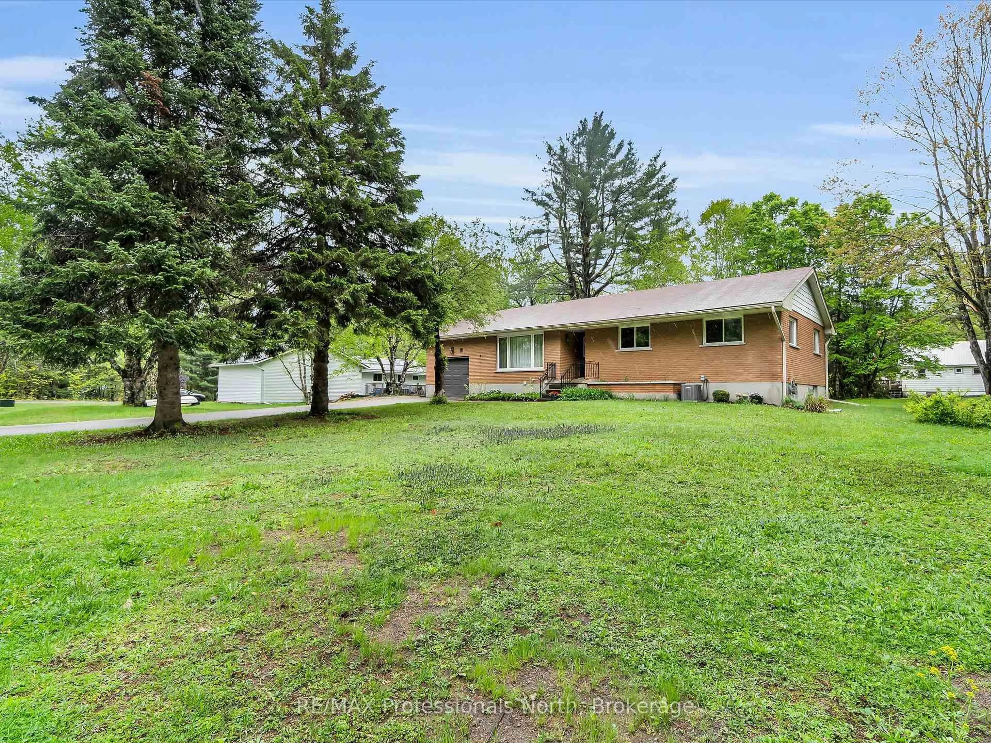 A pic from outside/outdoor area/front of a property/back of a property/a pic from drone, unknown for 9 Beacon Lane, Bracebridge Ontario P1L 1L6