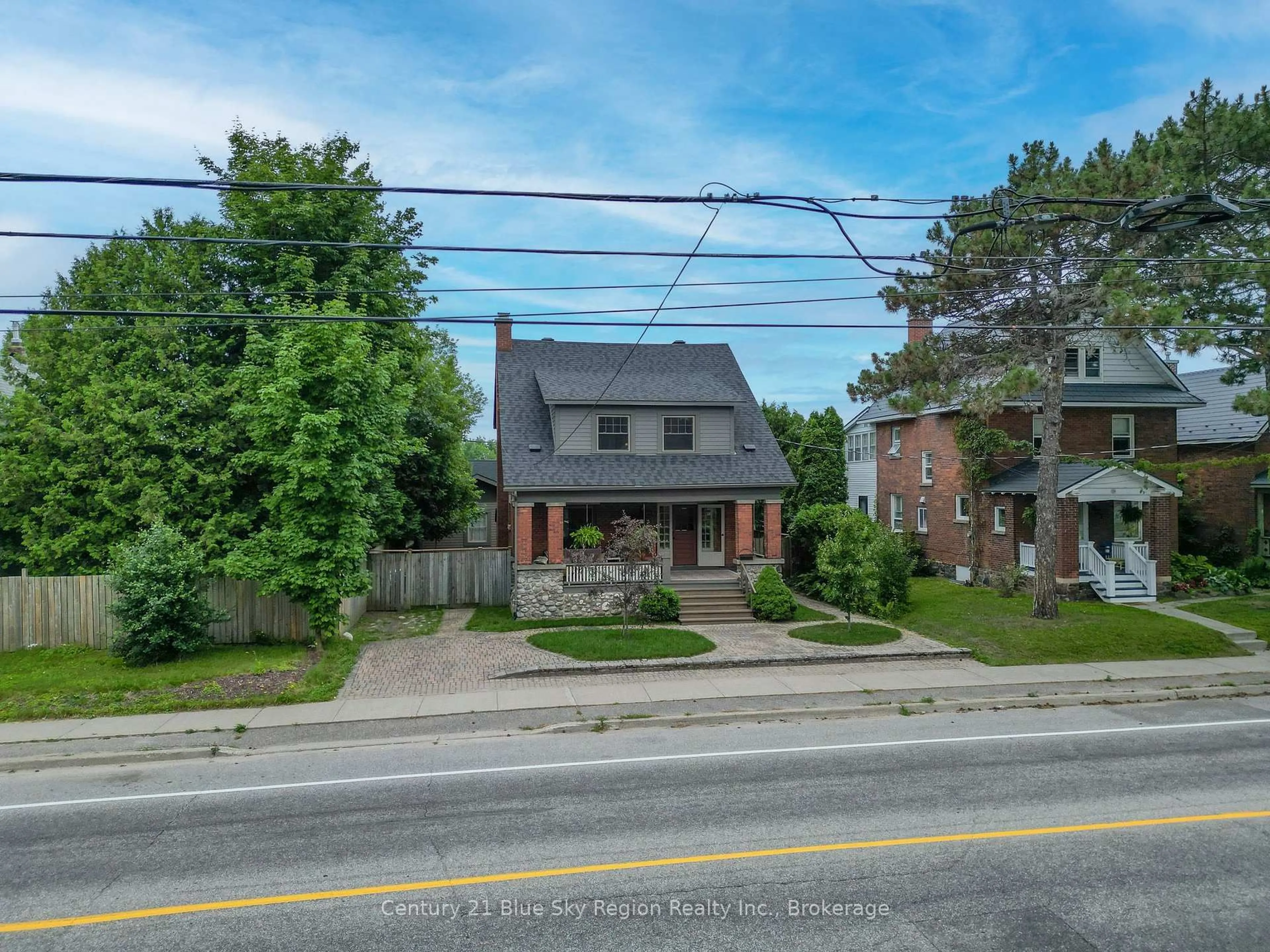 A pic from outside/outdoor area/front of a property/back of a property/a pic from drone, street for 871 Main St, North Bay Ontario P1B 2V8