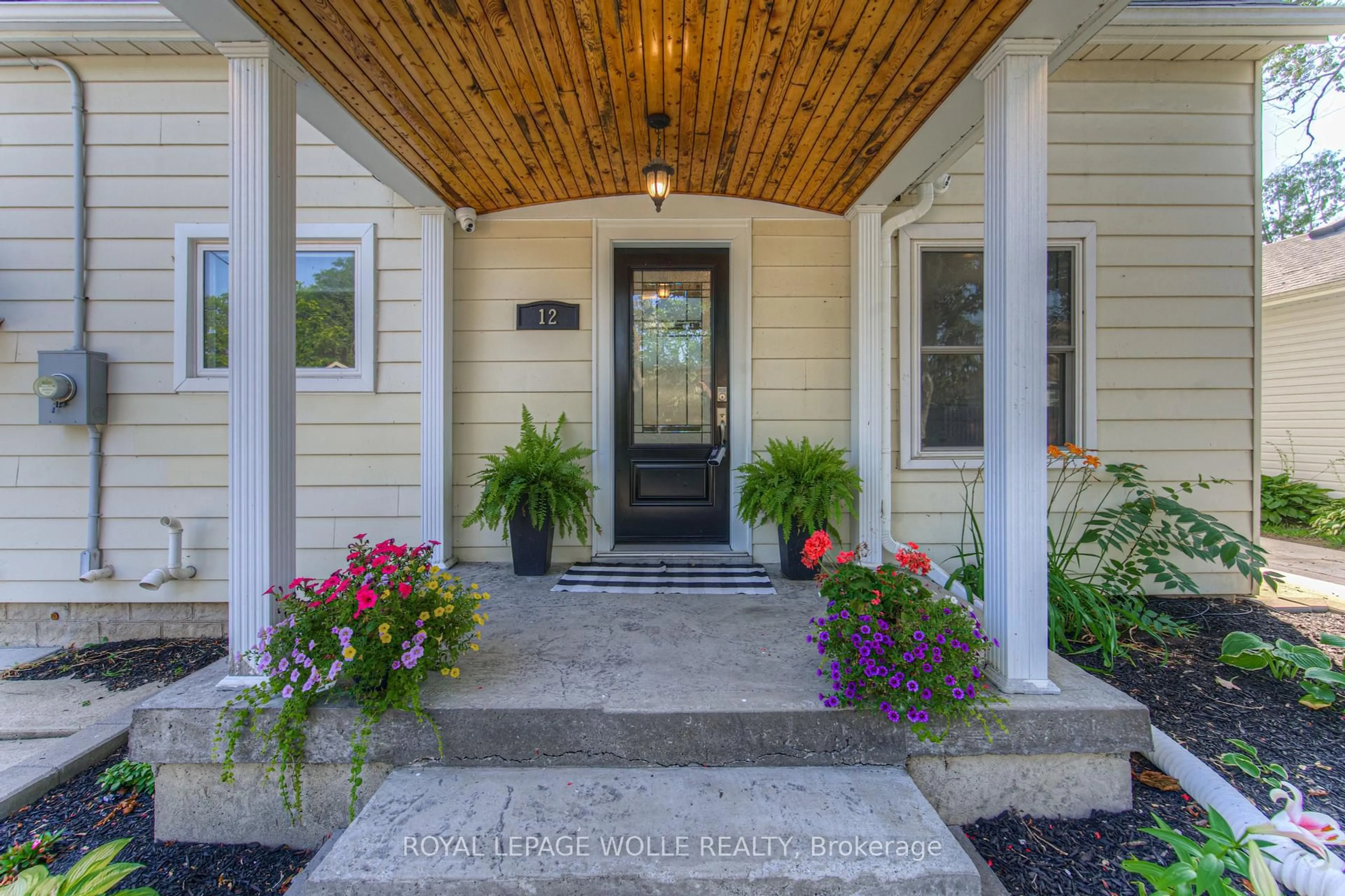 Indoor entryway for 12 Queen St, Wilmot Ontario N3A 2N1
