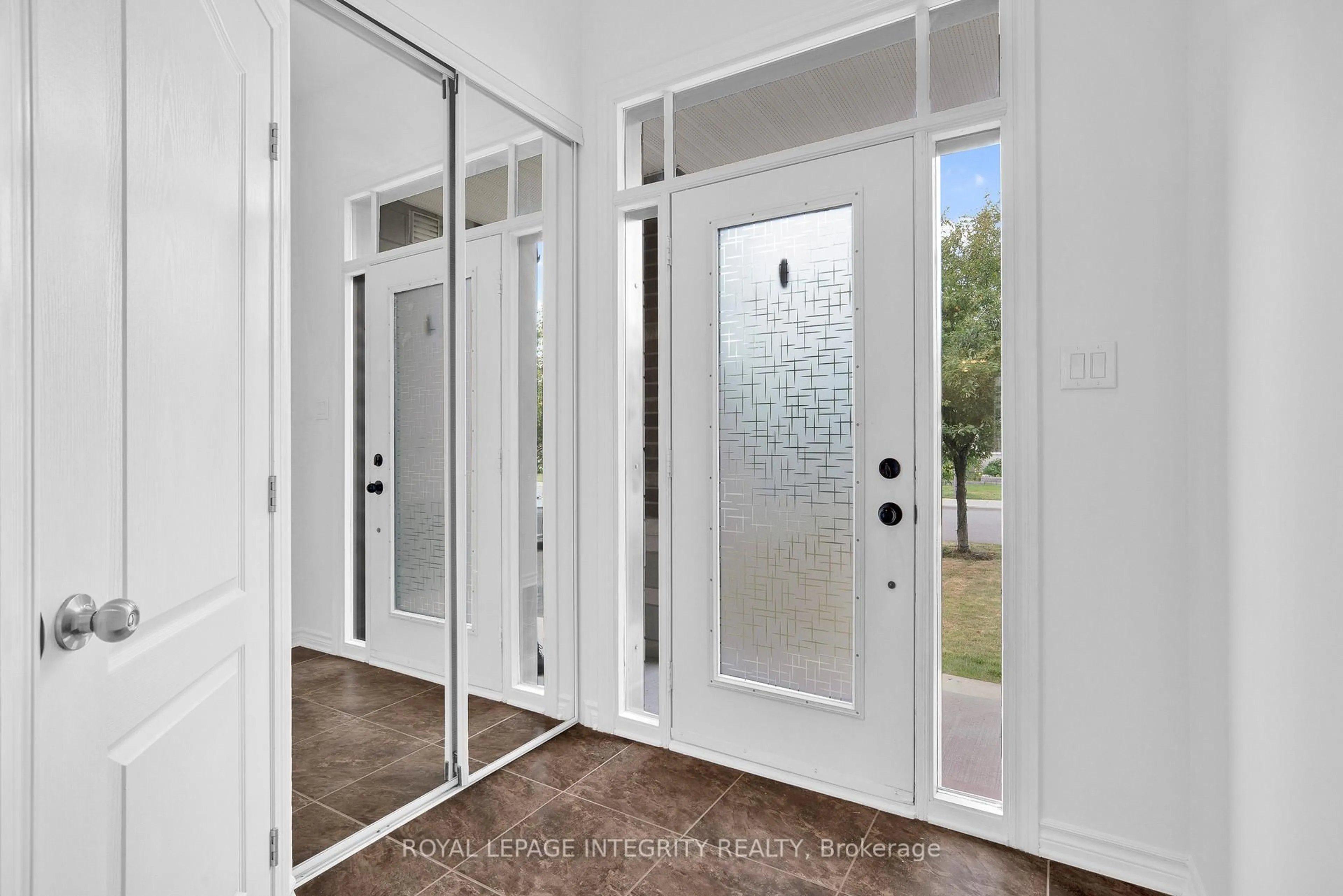 Indoor entryway for 216 Cooks Mill Cres, Ottawa Ontario K1V 2N1
