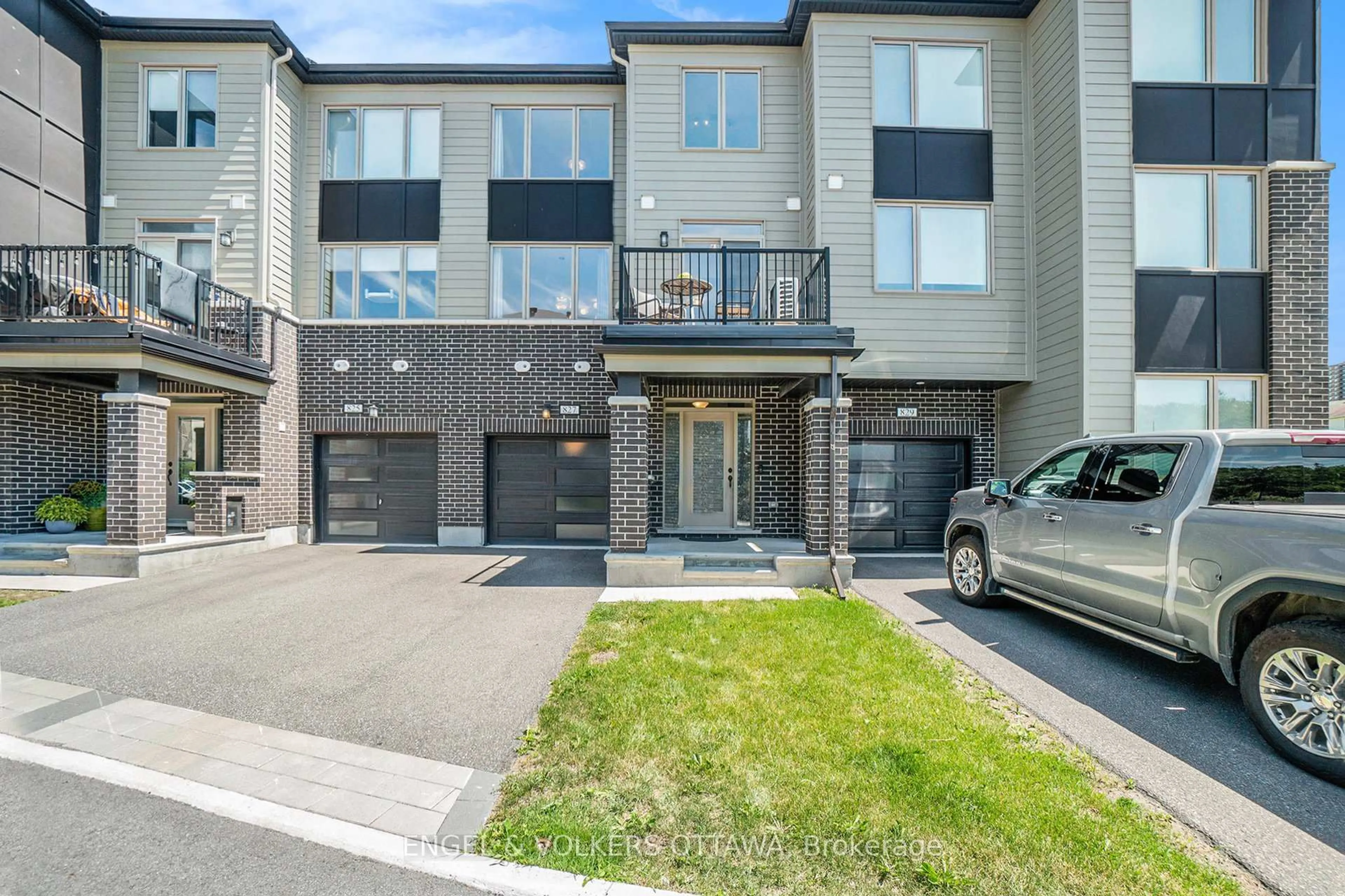 Unknown for 827 Kiniw Private, Ottawa Ontario K1K 5A3