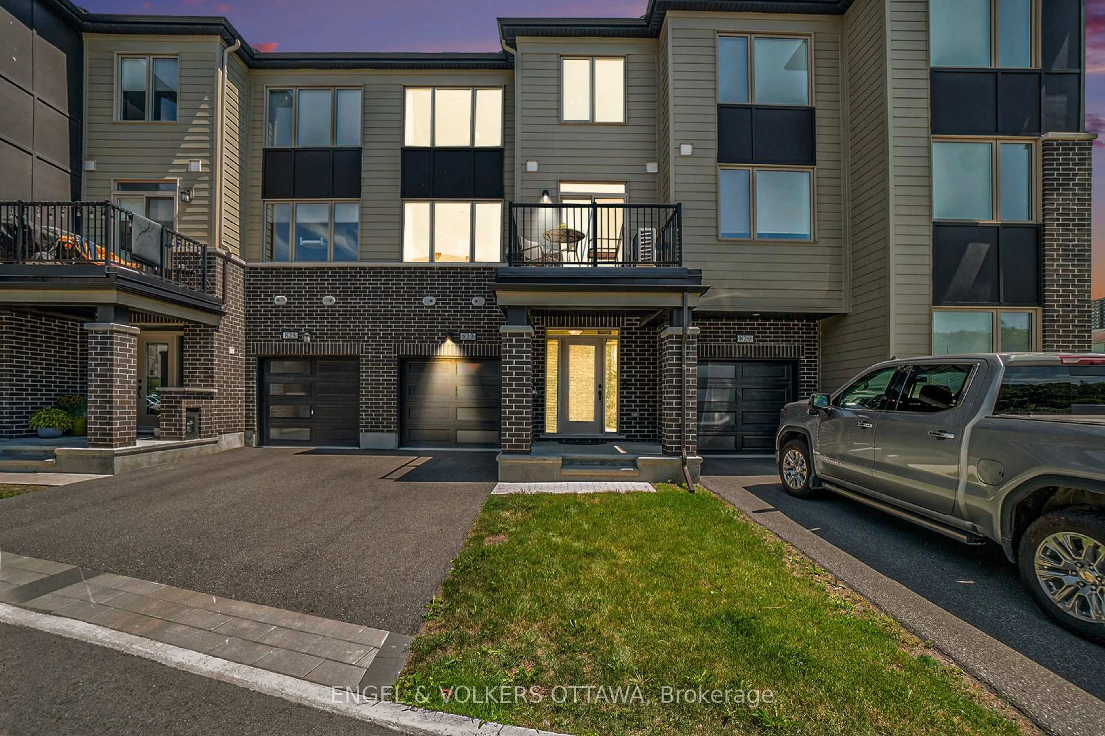 Unknown for 827 Kiniw Private, Ottawa Ontario K1K 5A3