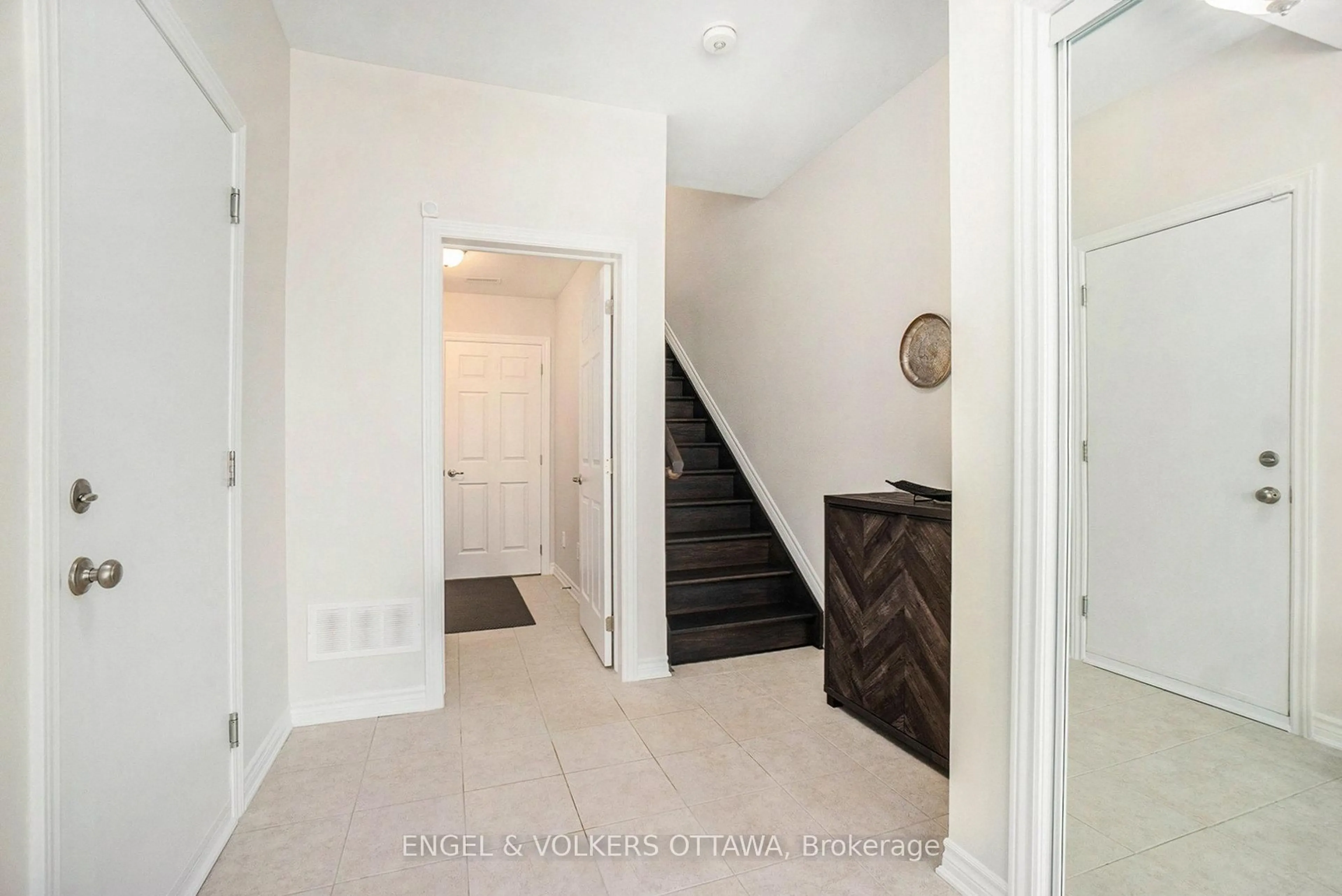Indoor entryway for 827 Kiniw Private, Ottawa Ontario K1K 5A3