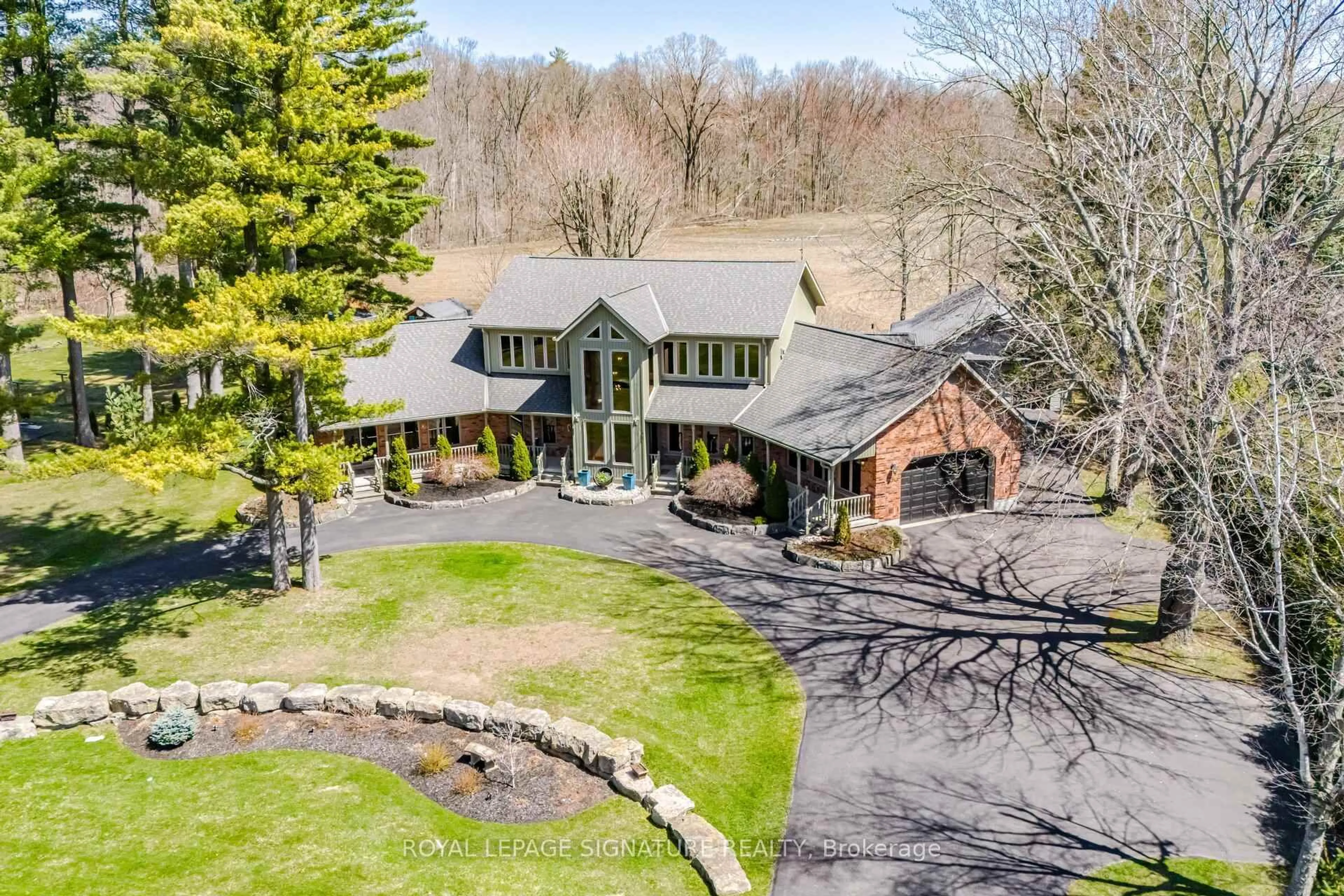 A pic from outside/outdoor area/front of a property/back of a property/a pic from drone, unknown for 587 Hillcrest Rd, Norfolk Ontario N3Y 4K1