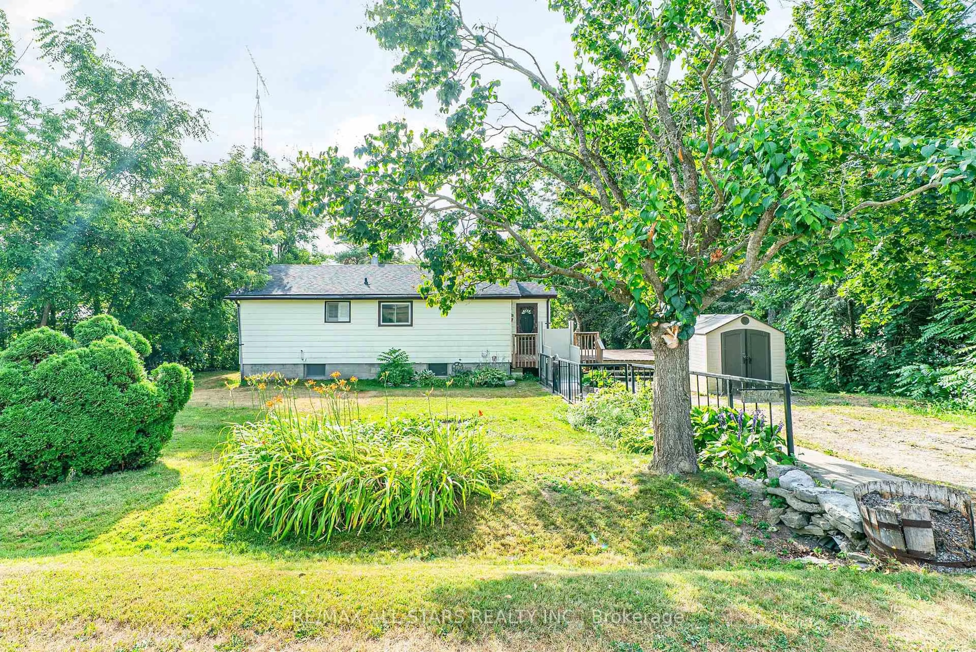 A pic from outside/outdoor area/front of a property/back of a property/a pic from drone, street for 122 Cameron Dr, Kawartha Lakes Ontario K0M 1G0
