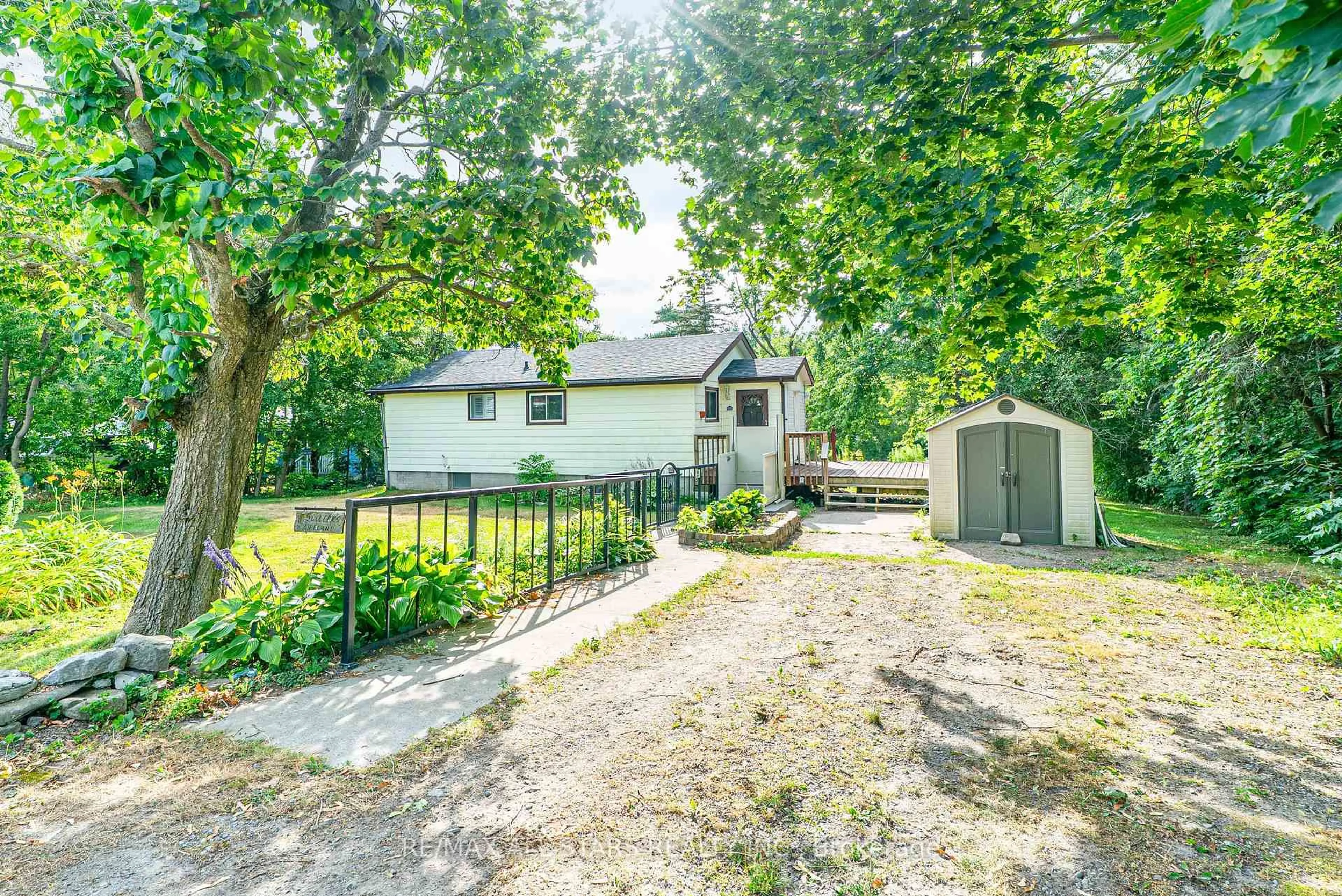A pic from outside/outdoor area/front of a property/back of a property/a pic from drone, street for 122 Cameron Dr, Kawartha Lakes Ontario K0M 1G0