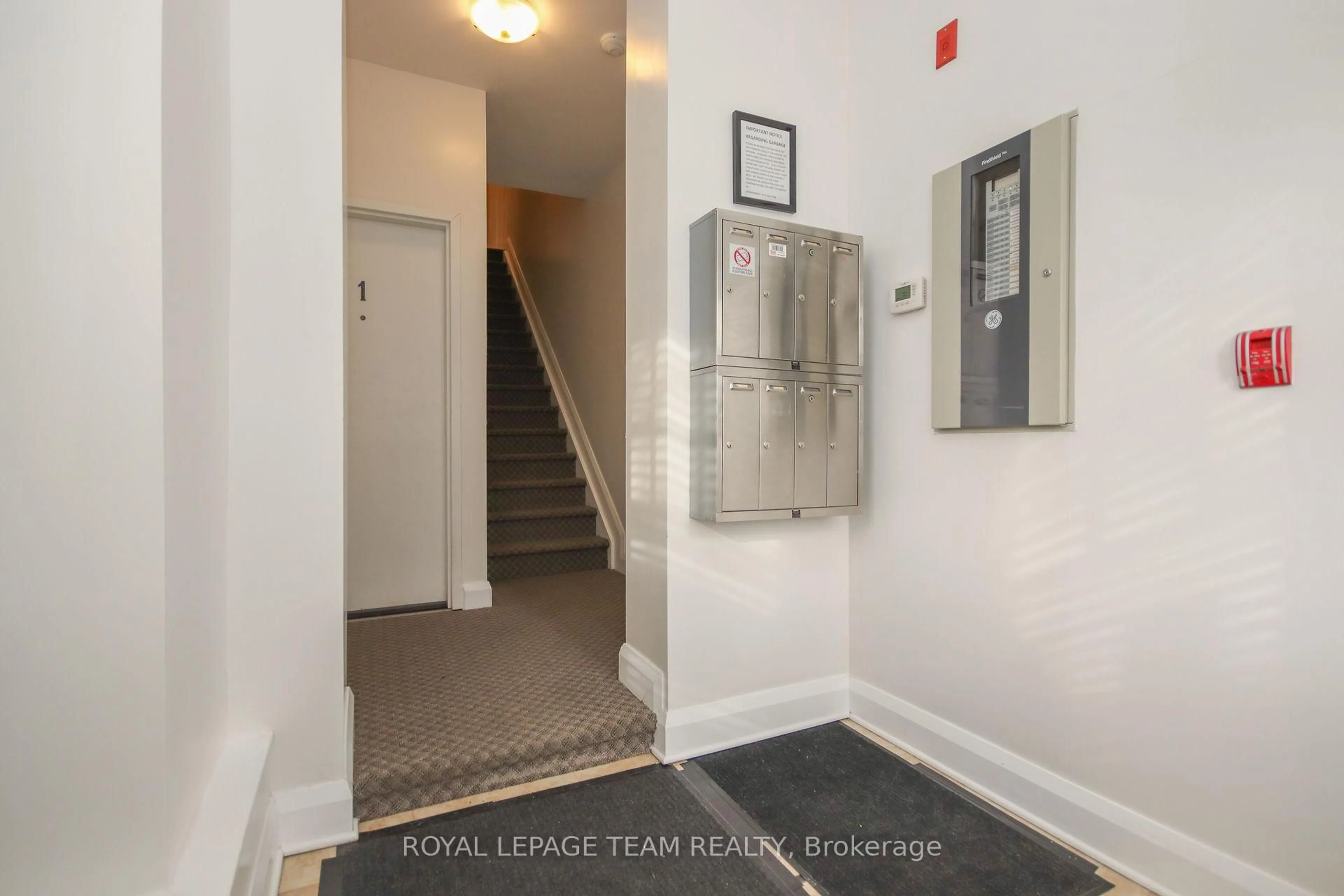 Indoor foyer for 159 Frank St, Ottawa Ontario K2P 0X4