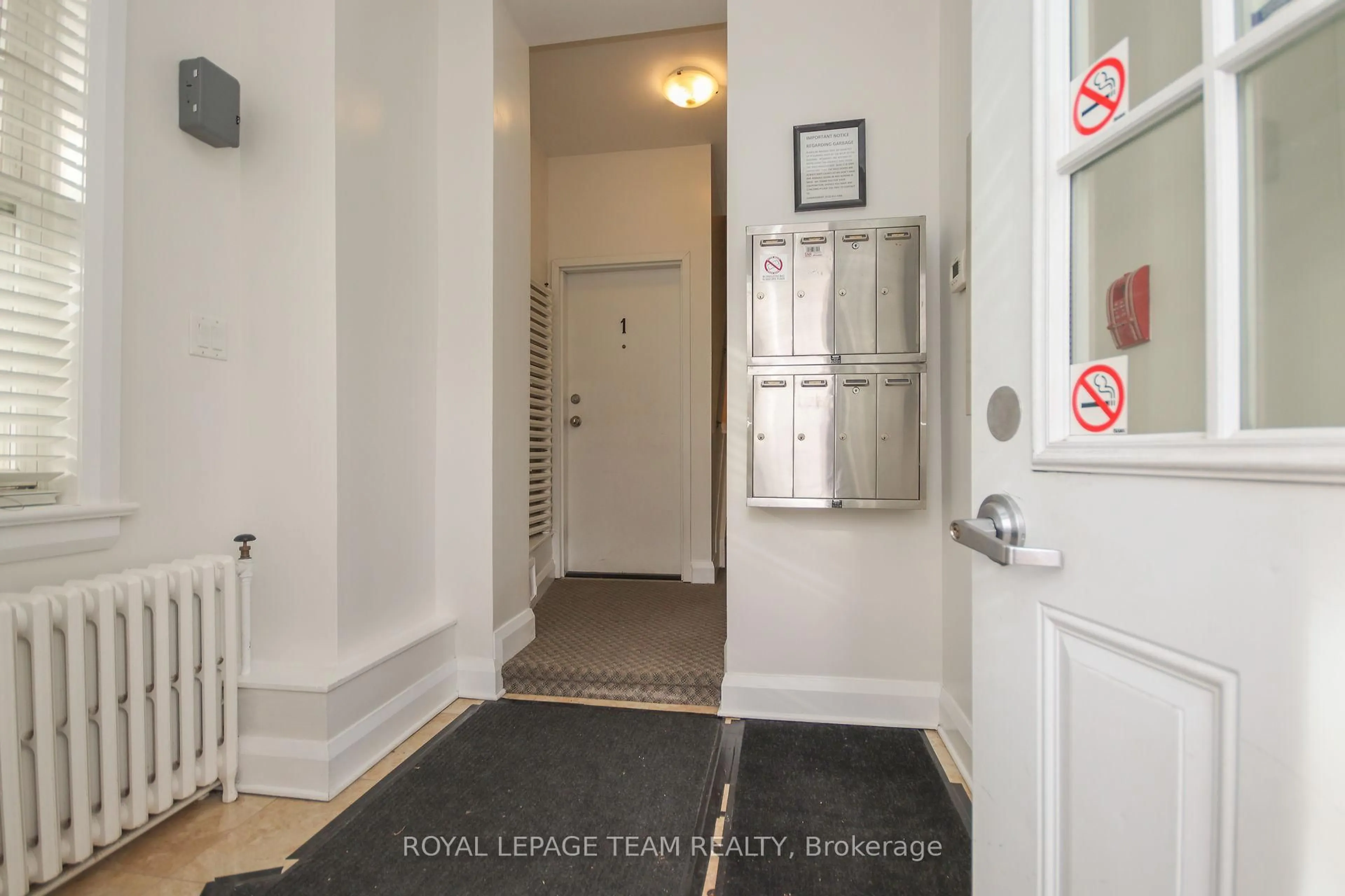 Indoor foyer for 159 Frank St, Ottawa Ontario K2P 0X4