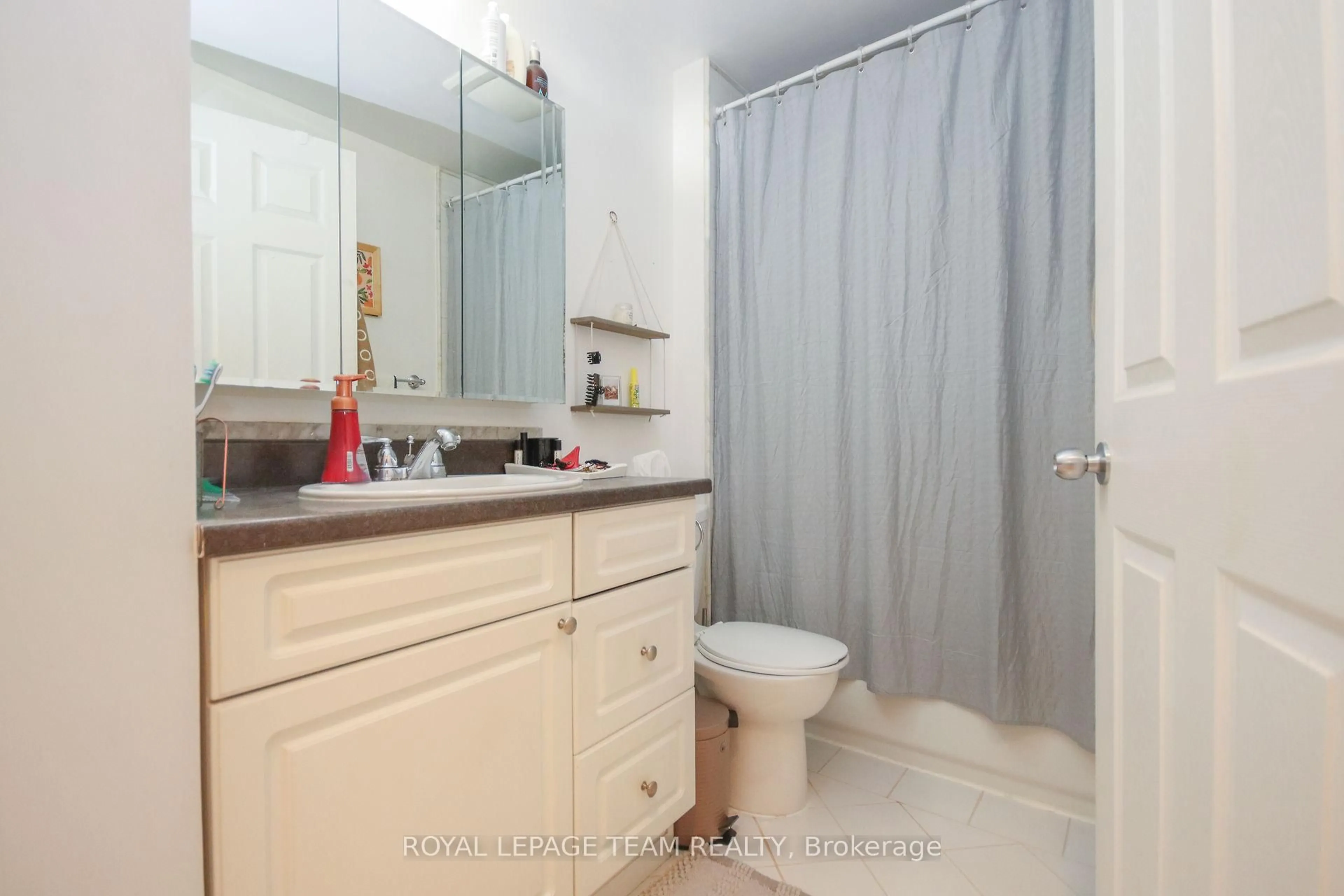 Standard bathroom, unknown for 159 Frank St, Ottawa Ontario K2P 0X4