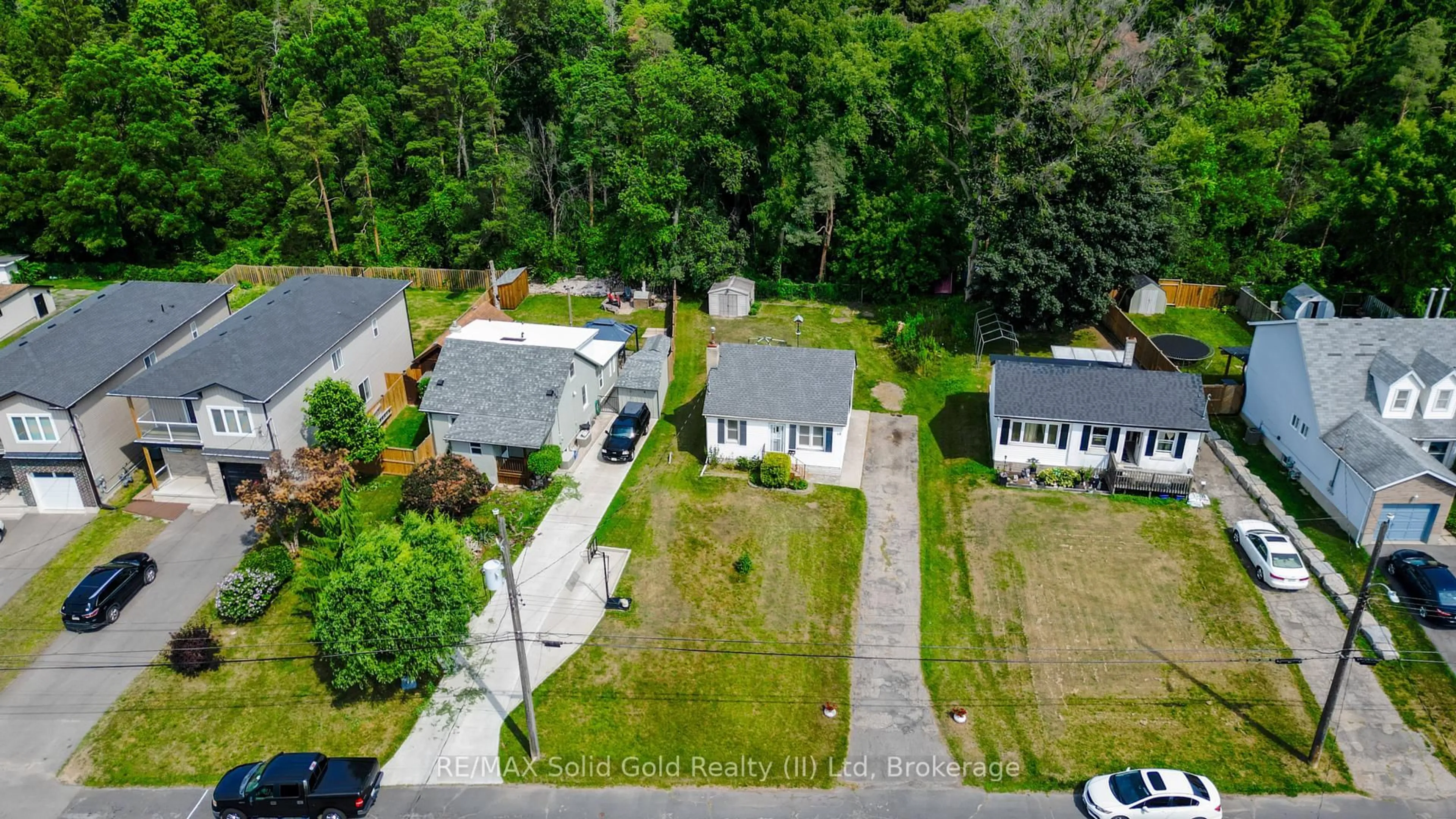 A pic from outside/outdoor area/front of a property/back of a property/a pic from drone, street for 48 Barbara Cres, Kitchener Ontario N2M 4N2