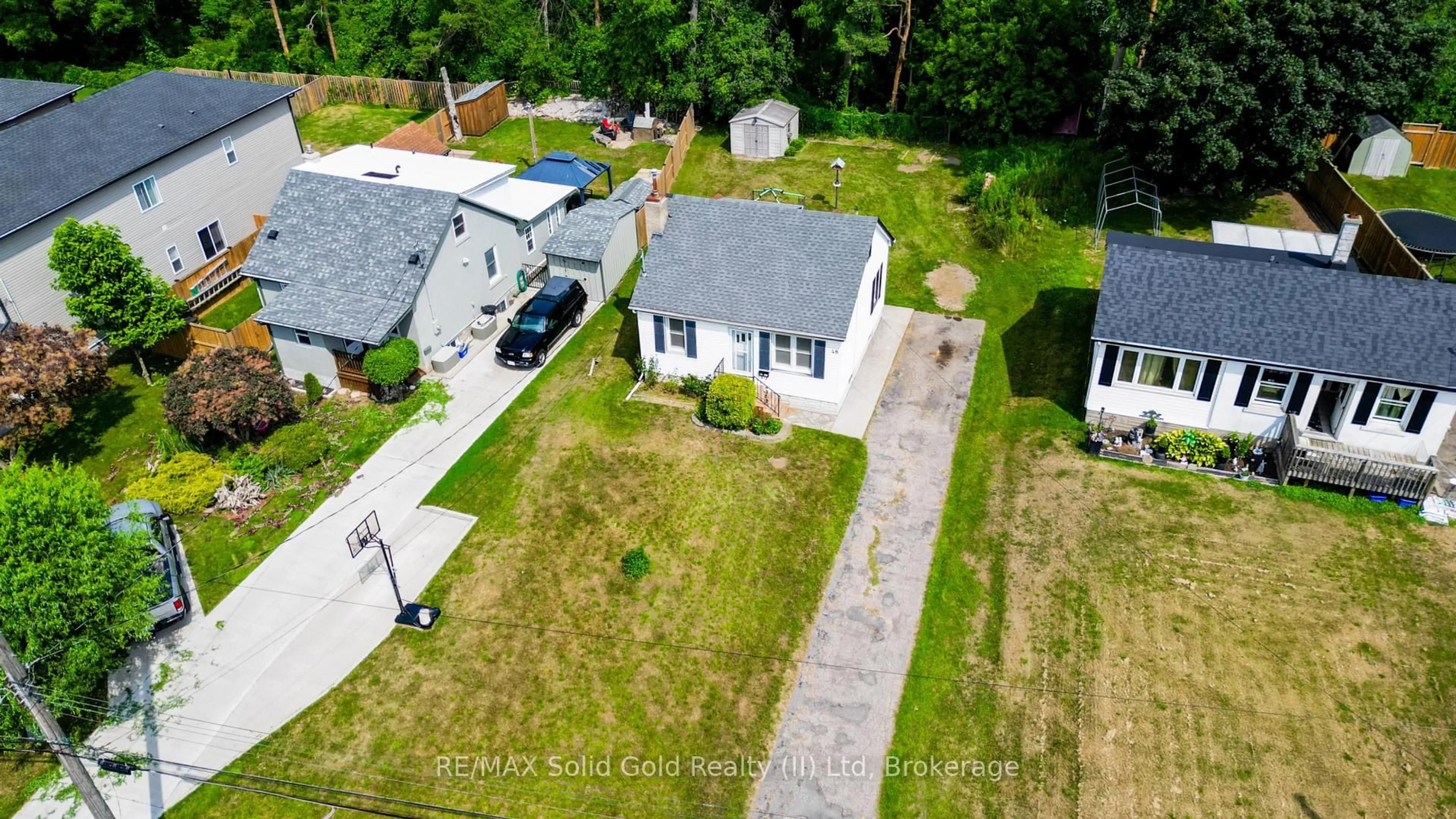 A pic from outside/outdoor area/front of a property/back of a property/a pic from drone, street for 48 Barbara Cres, Kitchener Ontario N2M 4N2
