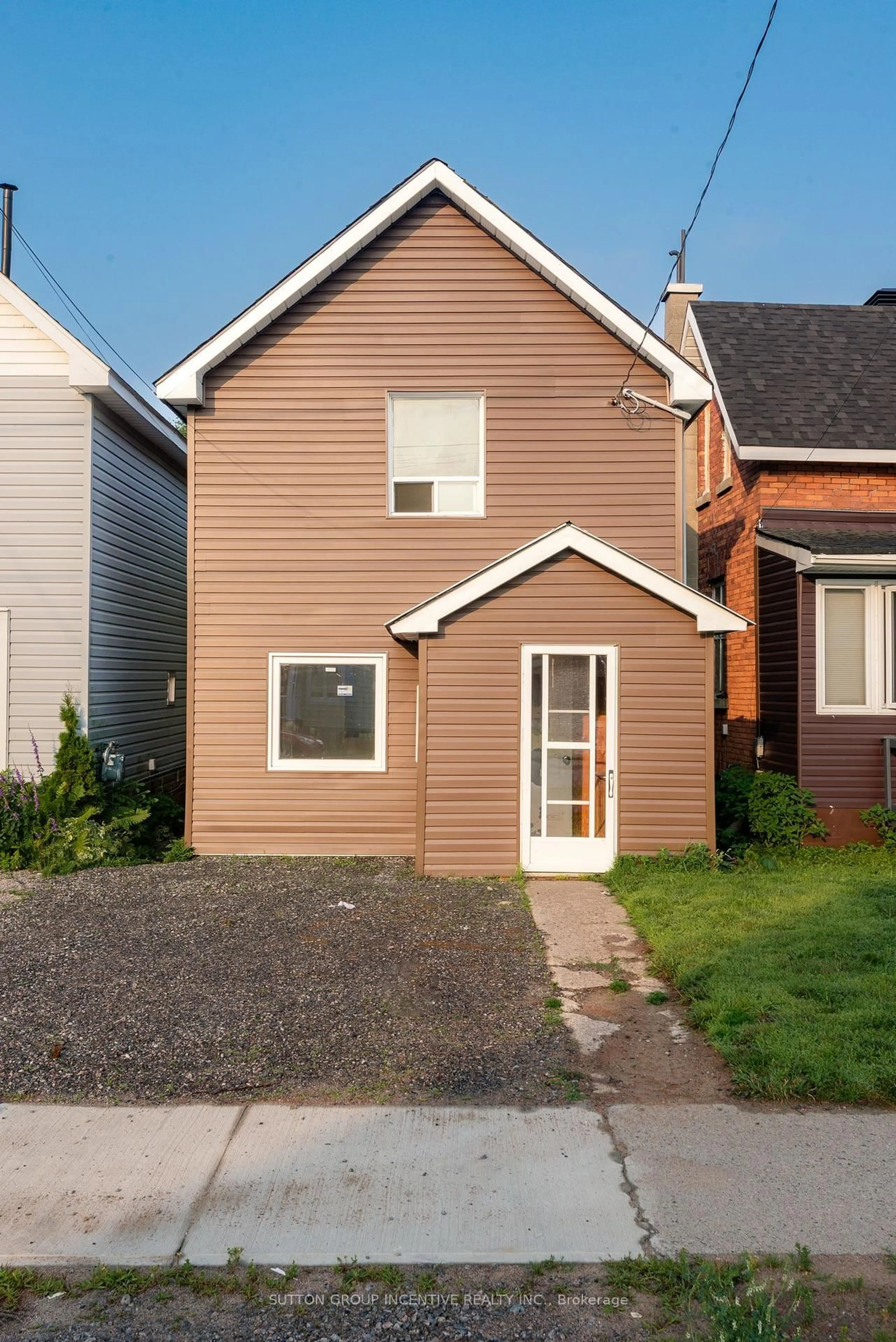 Home with vinyl exterior material, street for 143 Sixth Ave, North Bay Ontario P1B 3P1