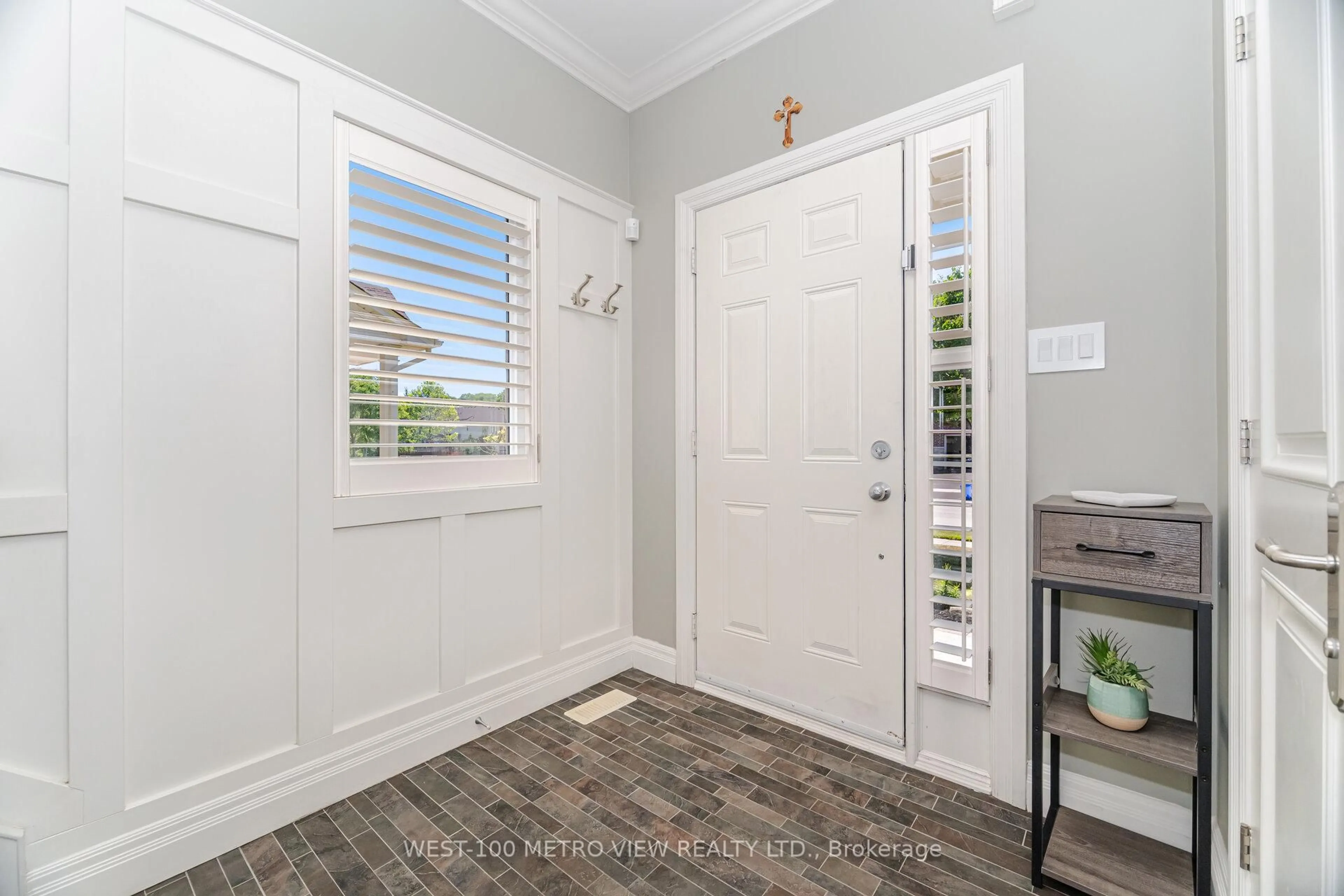 Indoor entryway for 11 Brooking Crt, Hamilton Ontario L9G 0A6