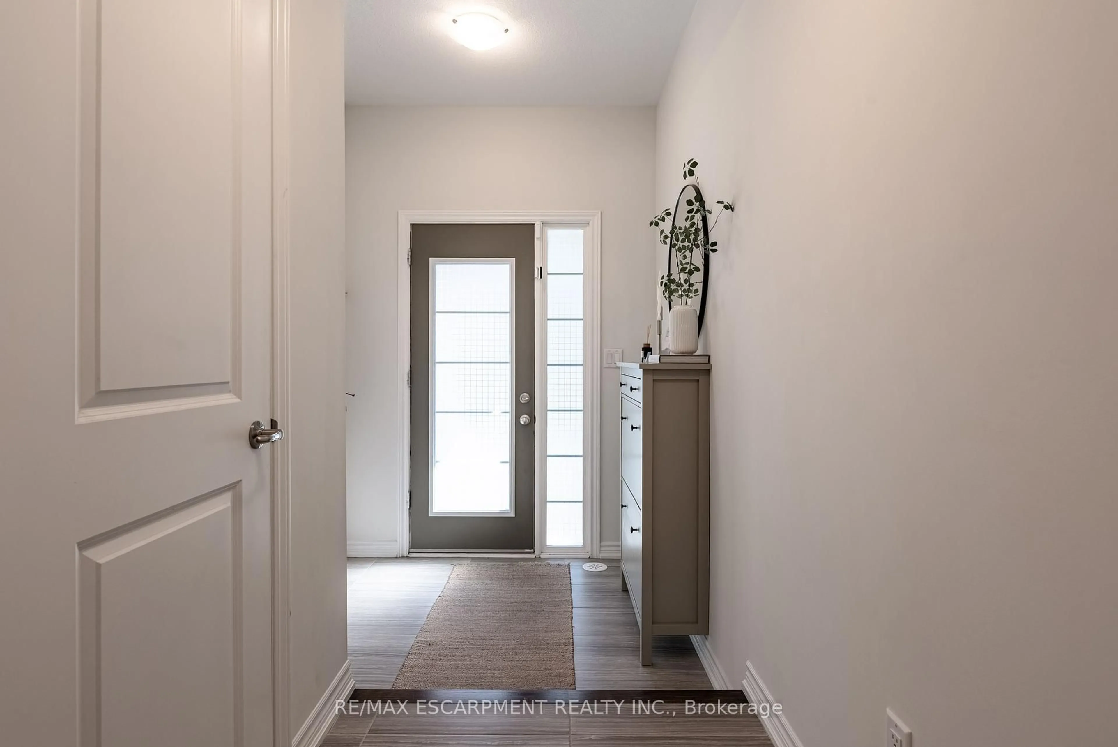 Indoor entryway for 108 Borers Creek Circ, Hamilton Ontario L8B 1W3