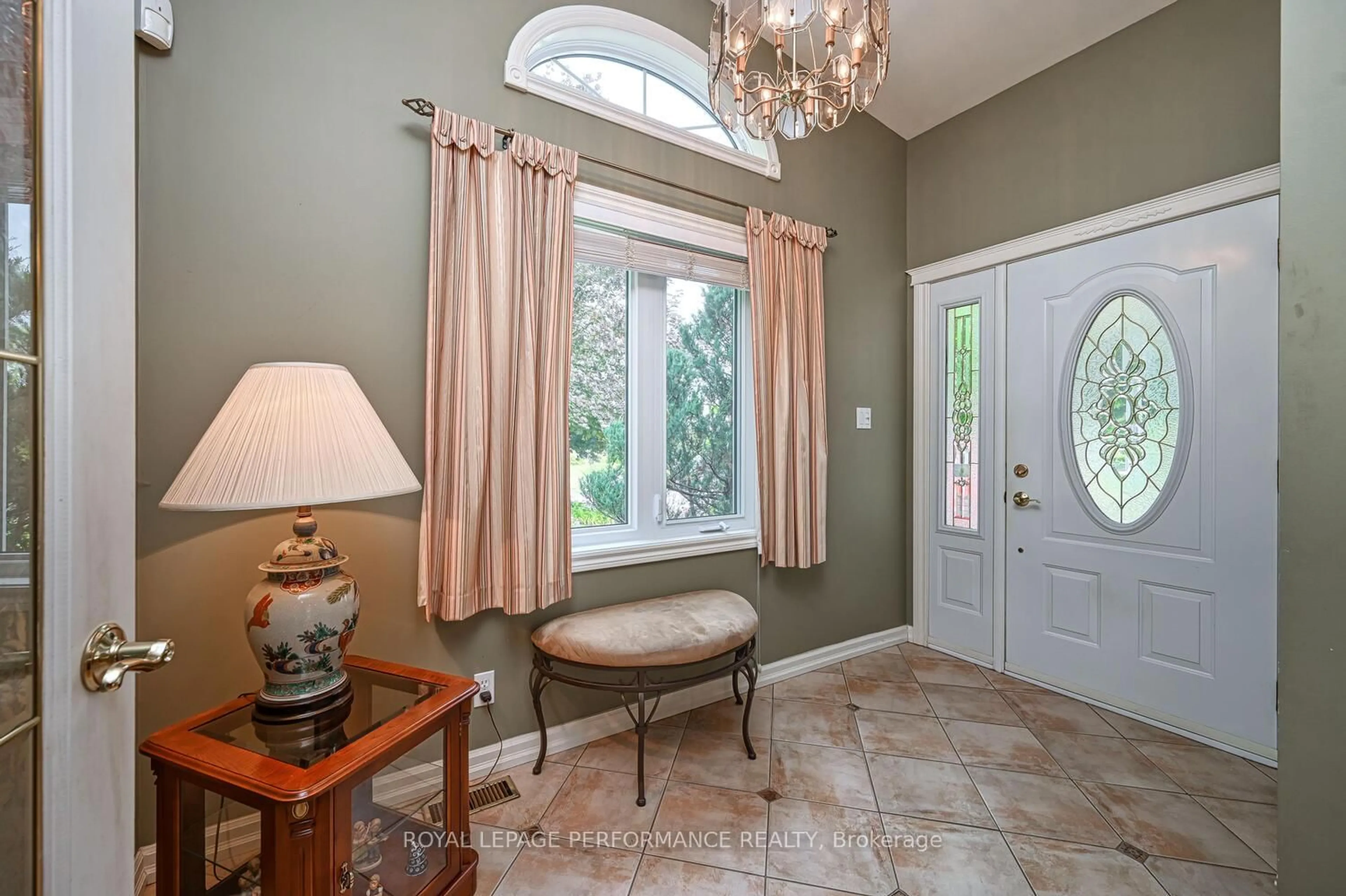 Indoor entryway for 3025 Linton Rd, Ottawa Ontario K1V 8H1