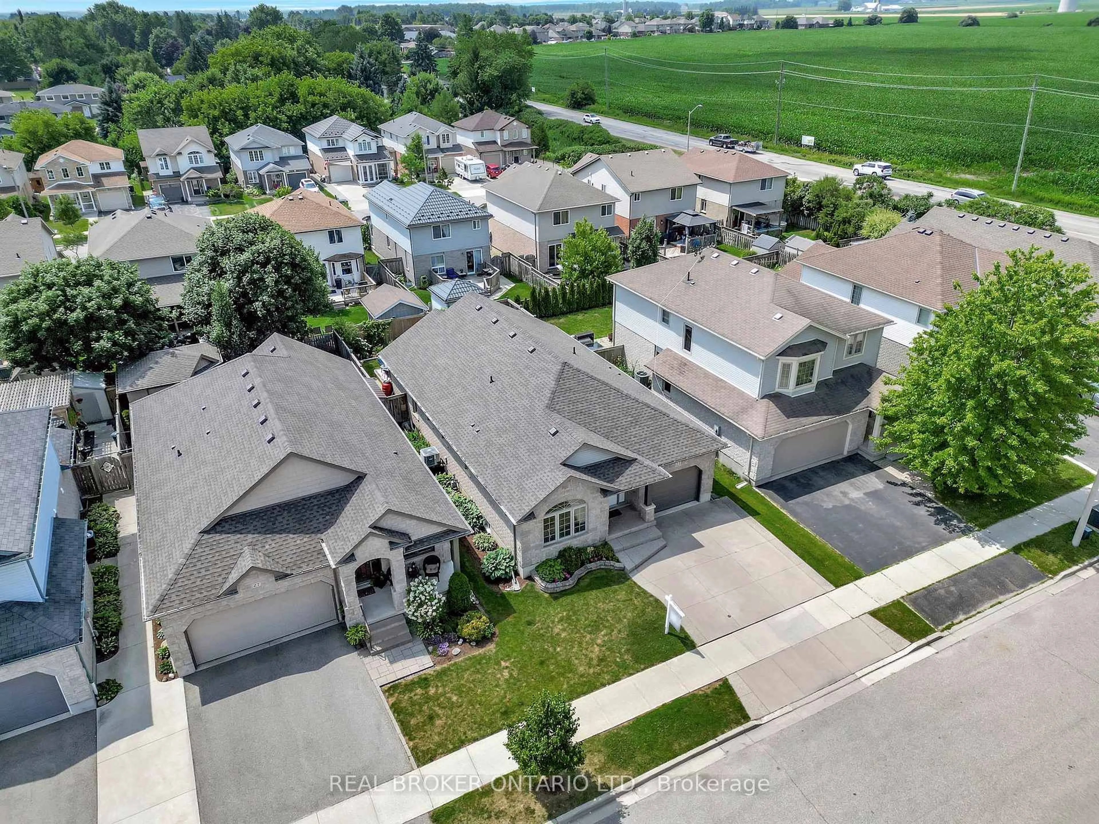 A pic from outside/outdoor area/front of a property/back of a property/a pic from drone, street for 23 Oakcliffe St, Woolwich Ontario N3B 3P4