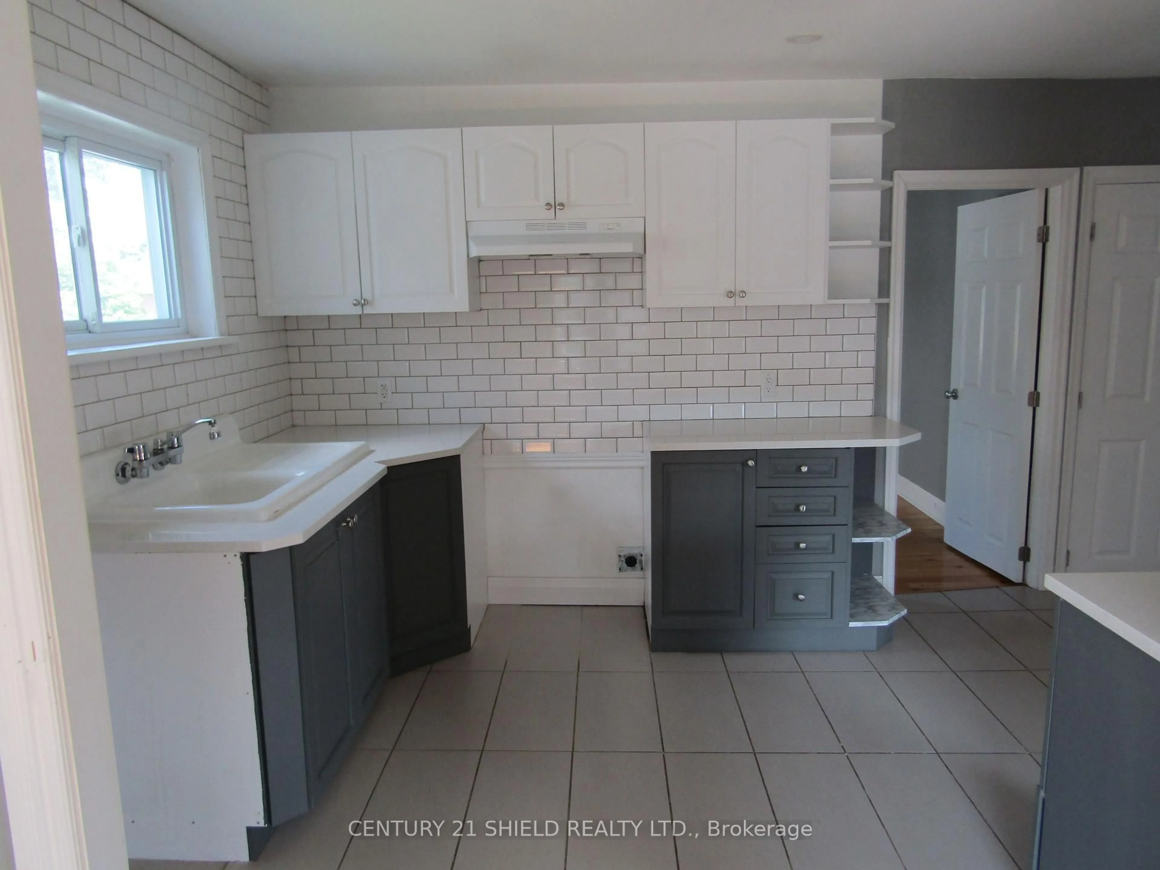 Standard kitchen, ceramic/tile floor for 513 Fourth St, Cornwall Ontario K6H 2J7