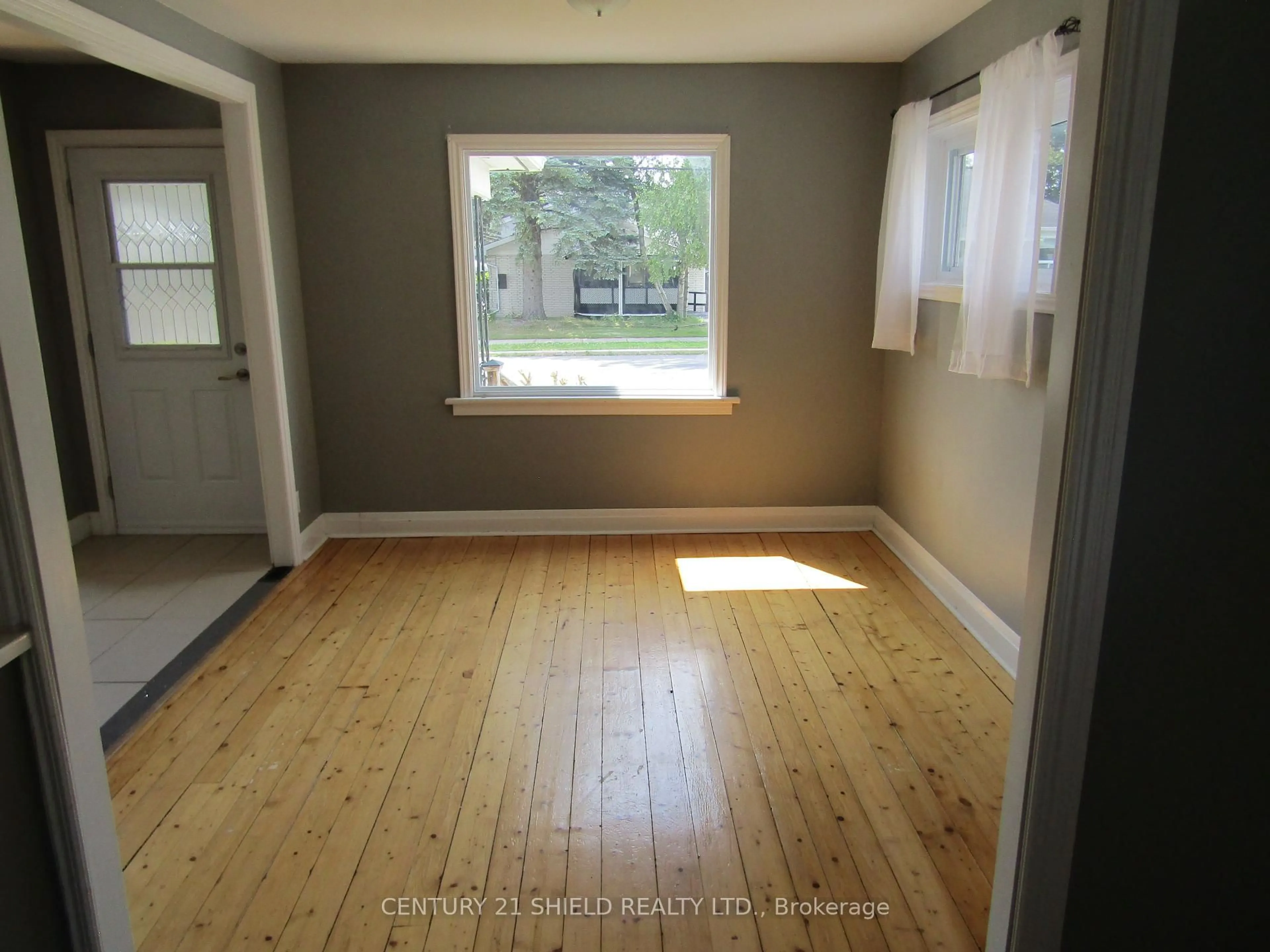 A pic of a room for 513 Fourth St, Cornwall Ontario K6H 2J7