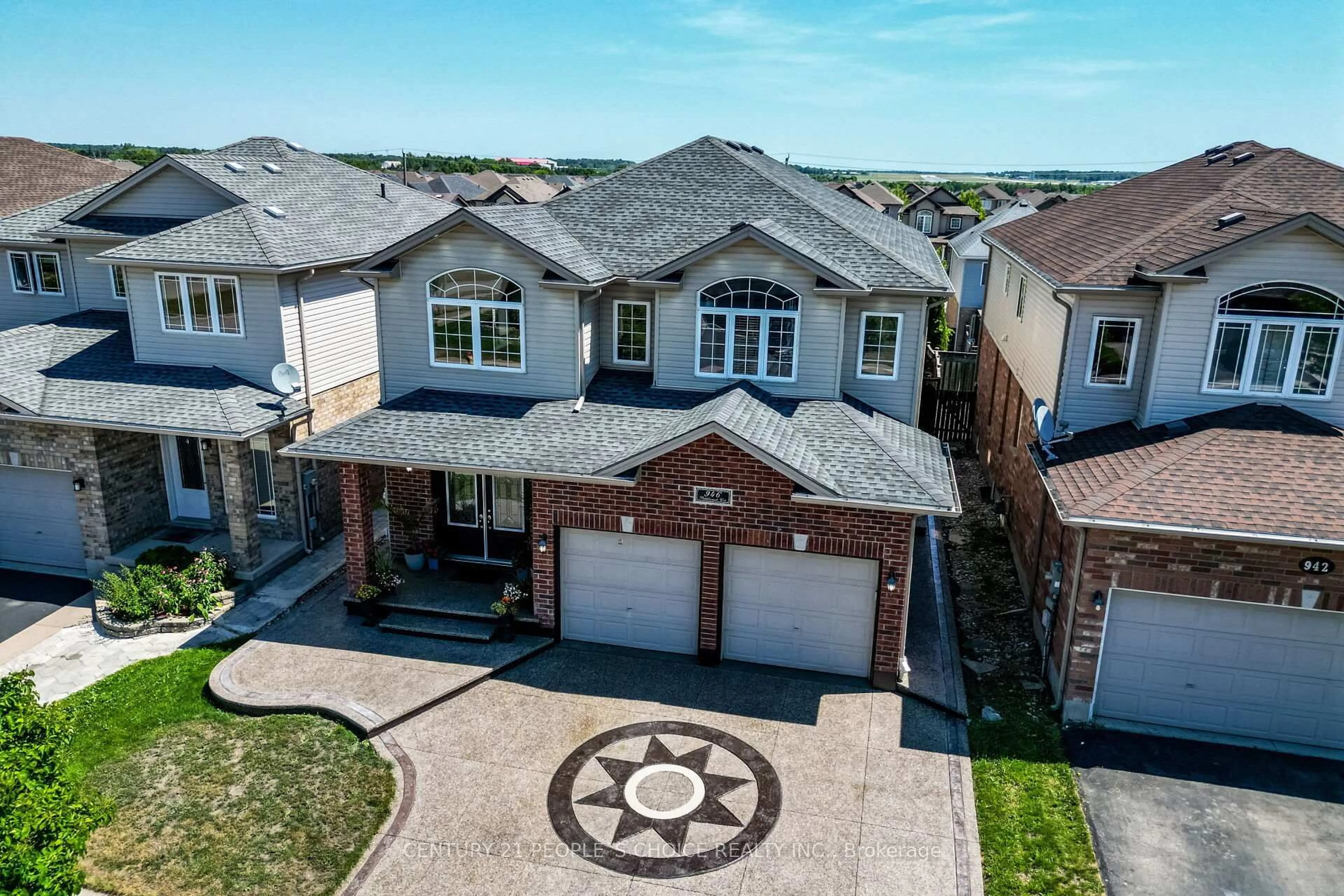 A pic from outside/outdoor area/front of a property/back of a property/a pic from drone, street for 946 Pebblecreek Crt, Kitchener Ontario N2A 0C5