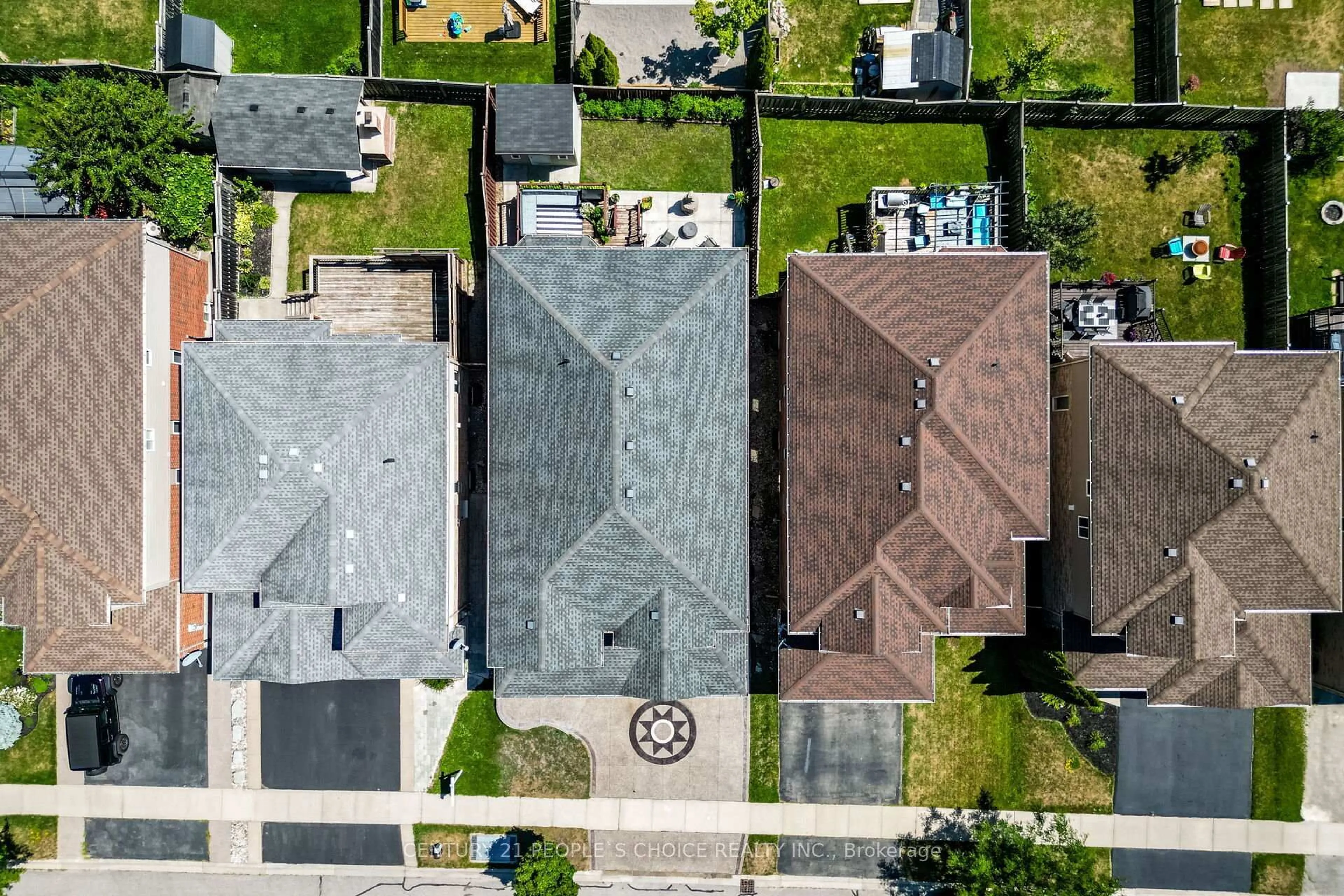 A pic from outside/outdoor area/front of a property/back of a property/a pic from drone, street for 946 Pebblecreek Crt, Kitchener Ontario N2A 0C5