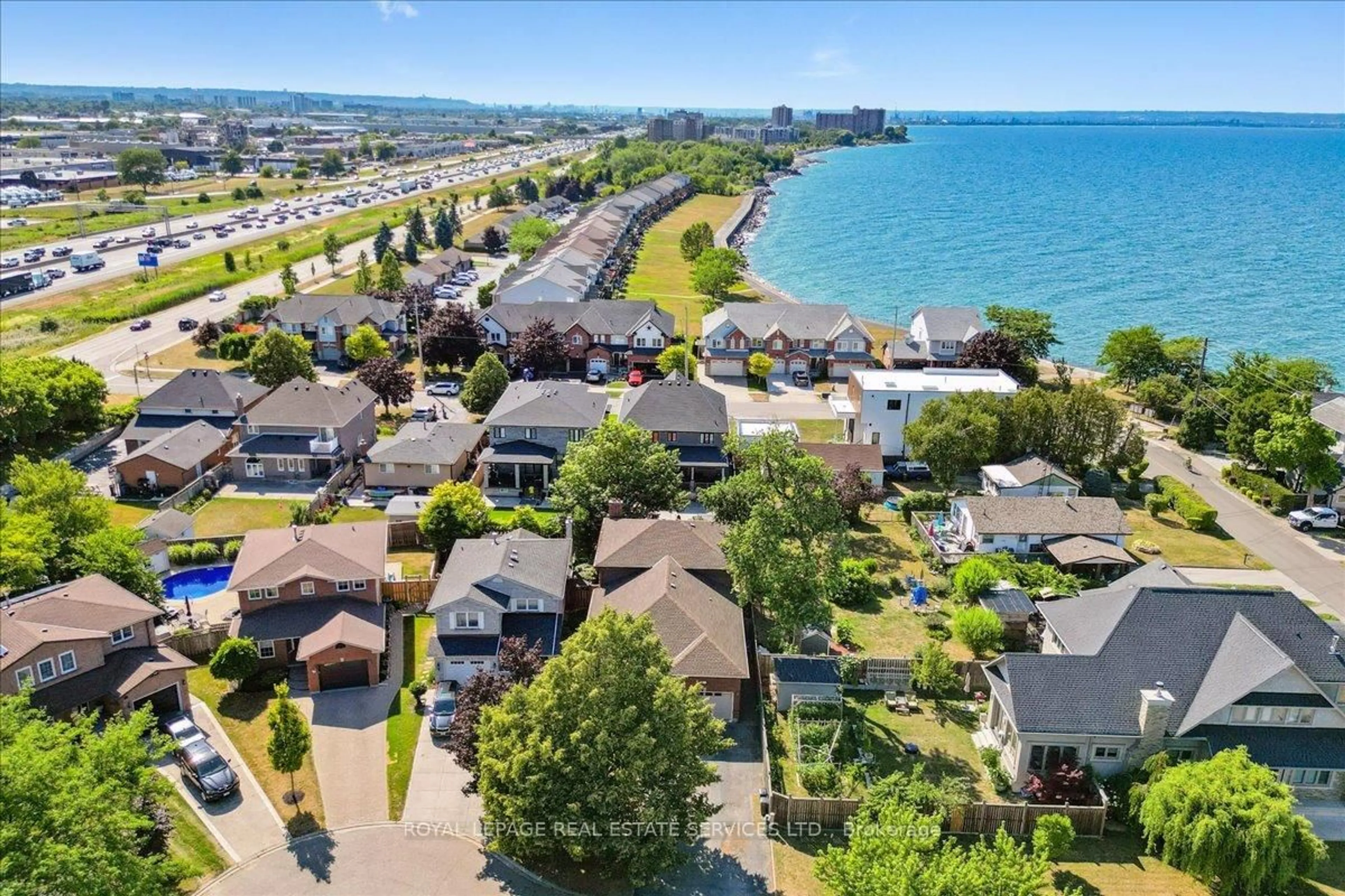 A pic from outside/outdoor area/front of a property/back of a property/a pic from drone, water/lake/river/ocean view for 6 Grandview Ave, Hamilton Ontario L8E 5A5