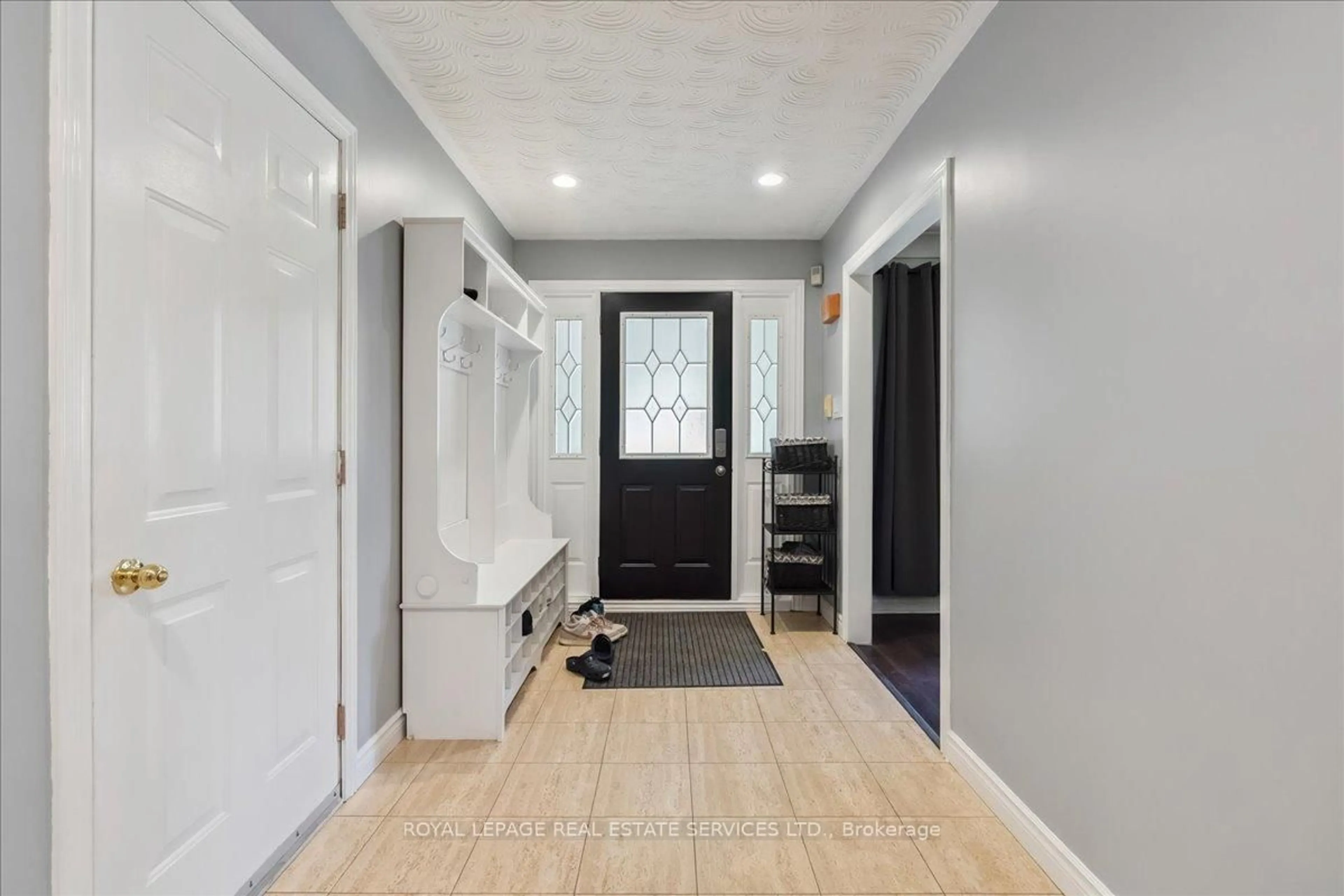 Indoor entryway for 6 Grandview Ave, Hamilton Ontario L8E 5A5