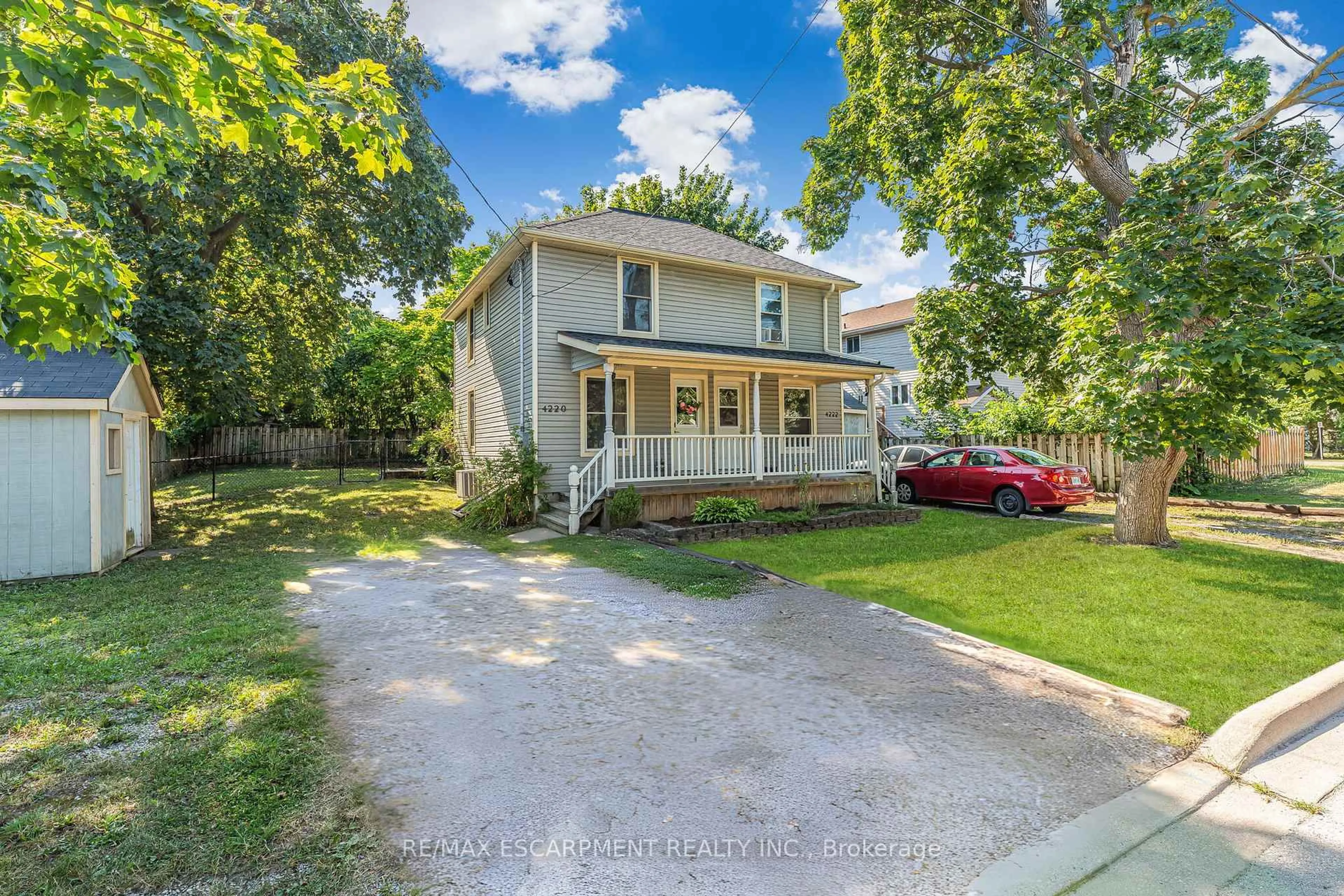A pic from outside/outdoor area/front of a property/back of a property/a pic from drone, street for 4220-4222 HIXON St, Lincoln Ontario L3J 0L6