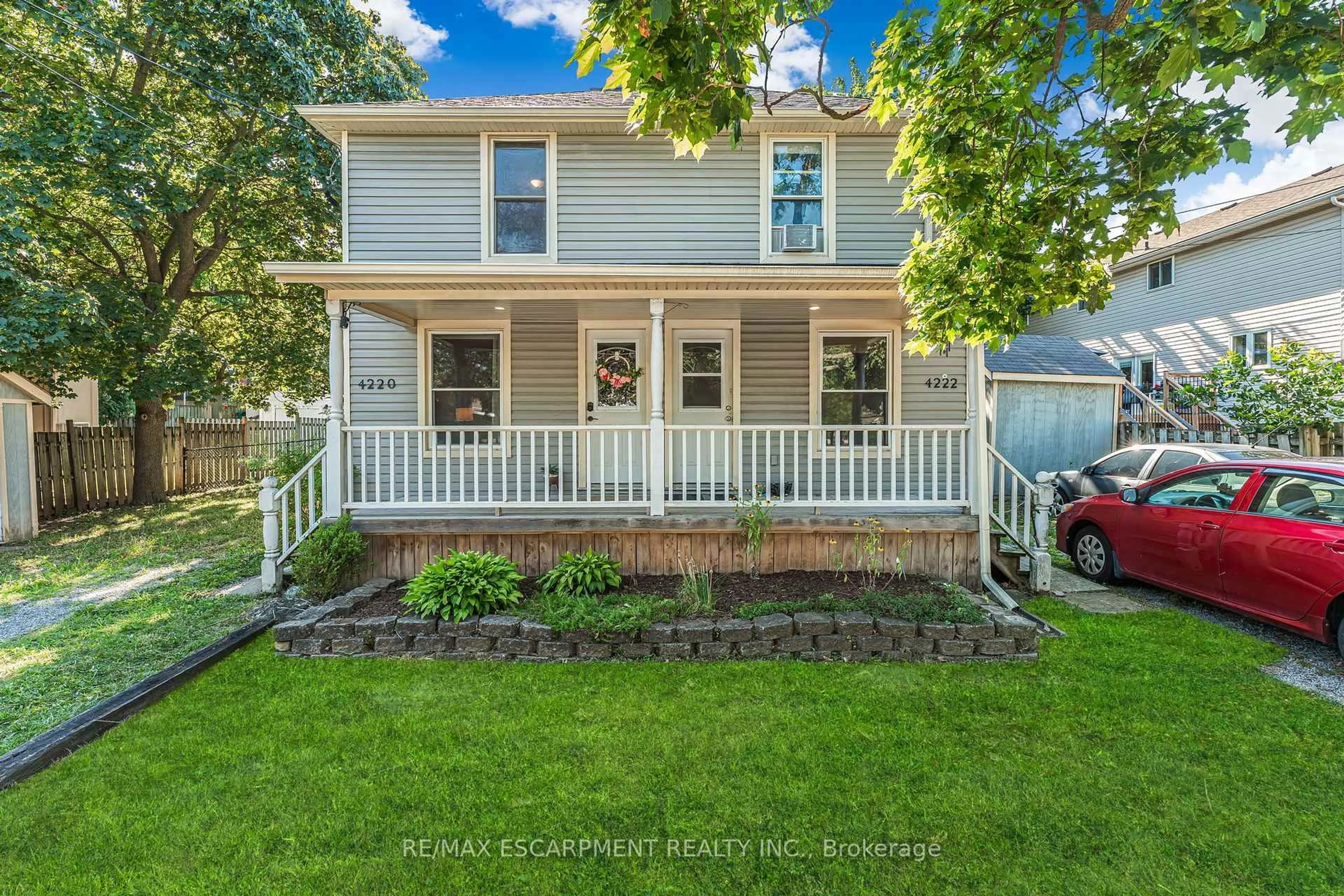 Home with vinyl exterior material, street for 4220-4222 HIXON St, Lincoln Ontario L3J 0L6