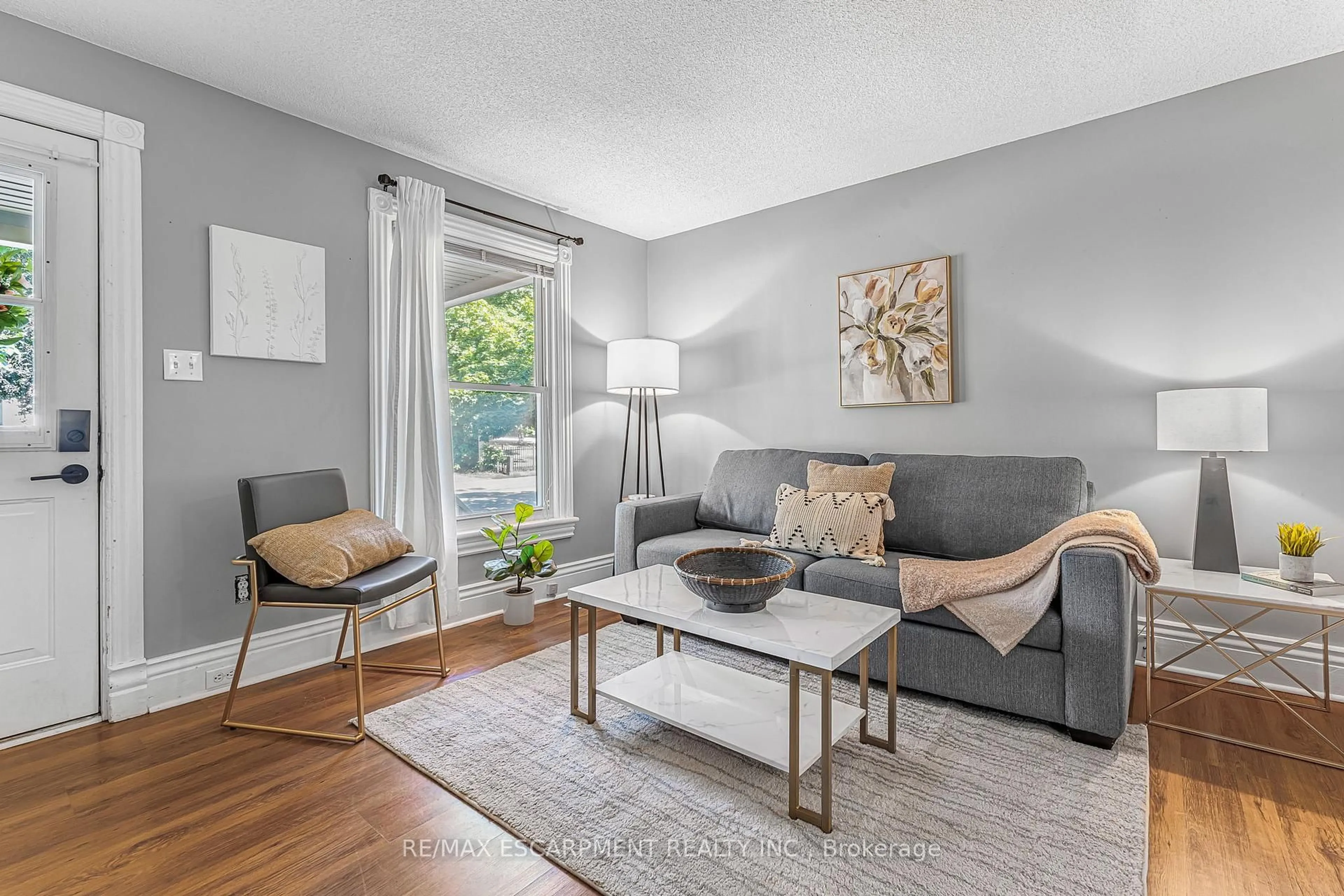 Living room with furniture, wood/laminate floor for 4220-4222 HIXON St, Lincoln Ontario L3J 0L6